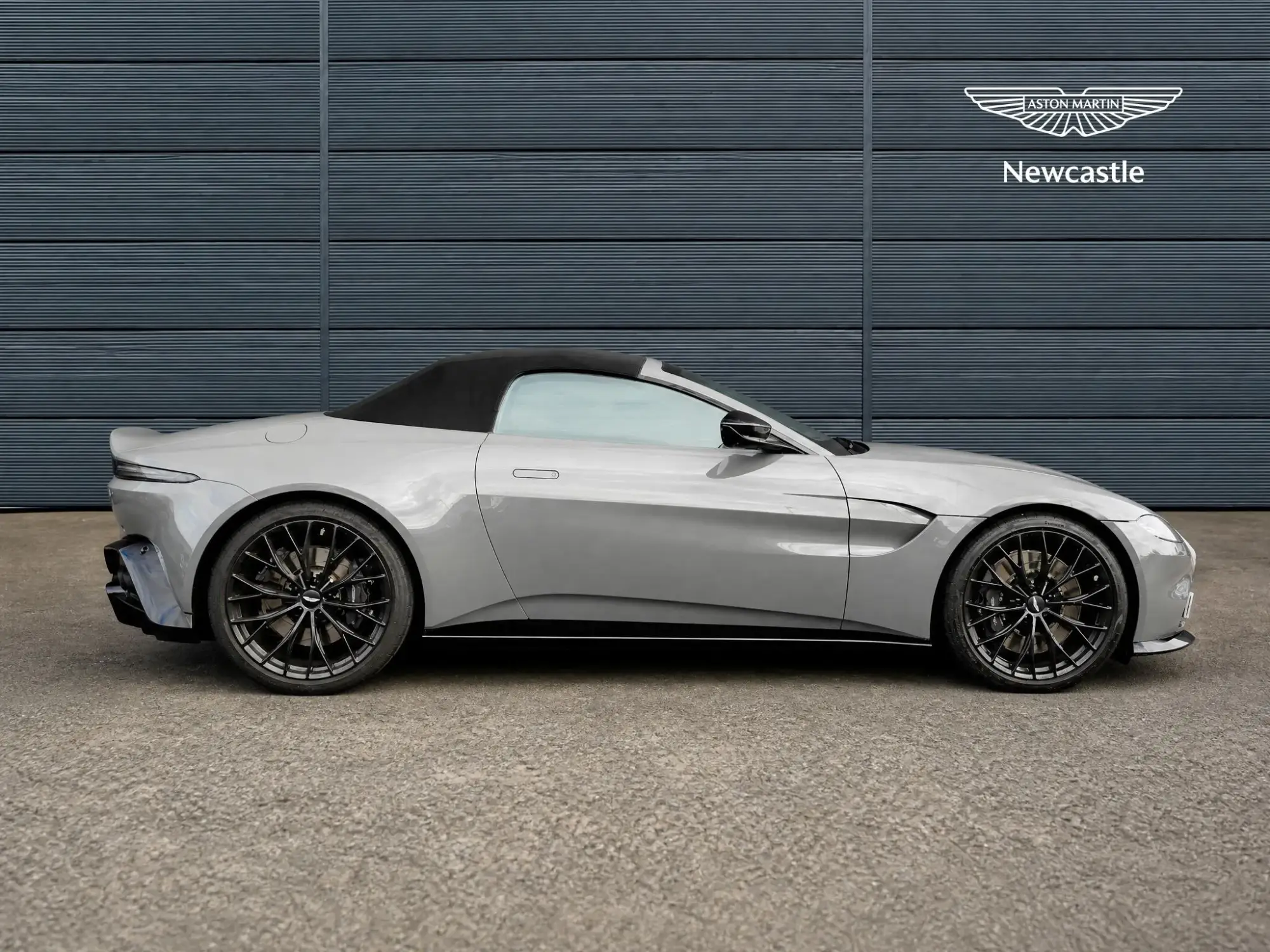 Aston Martin Vantage Roadster Image 24