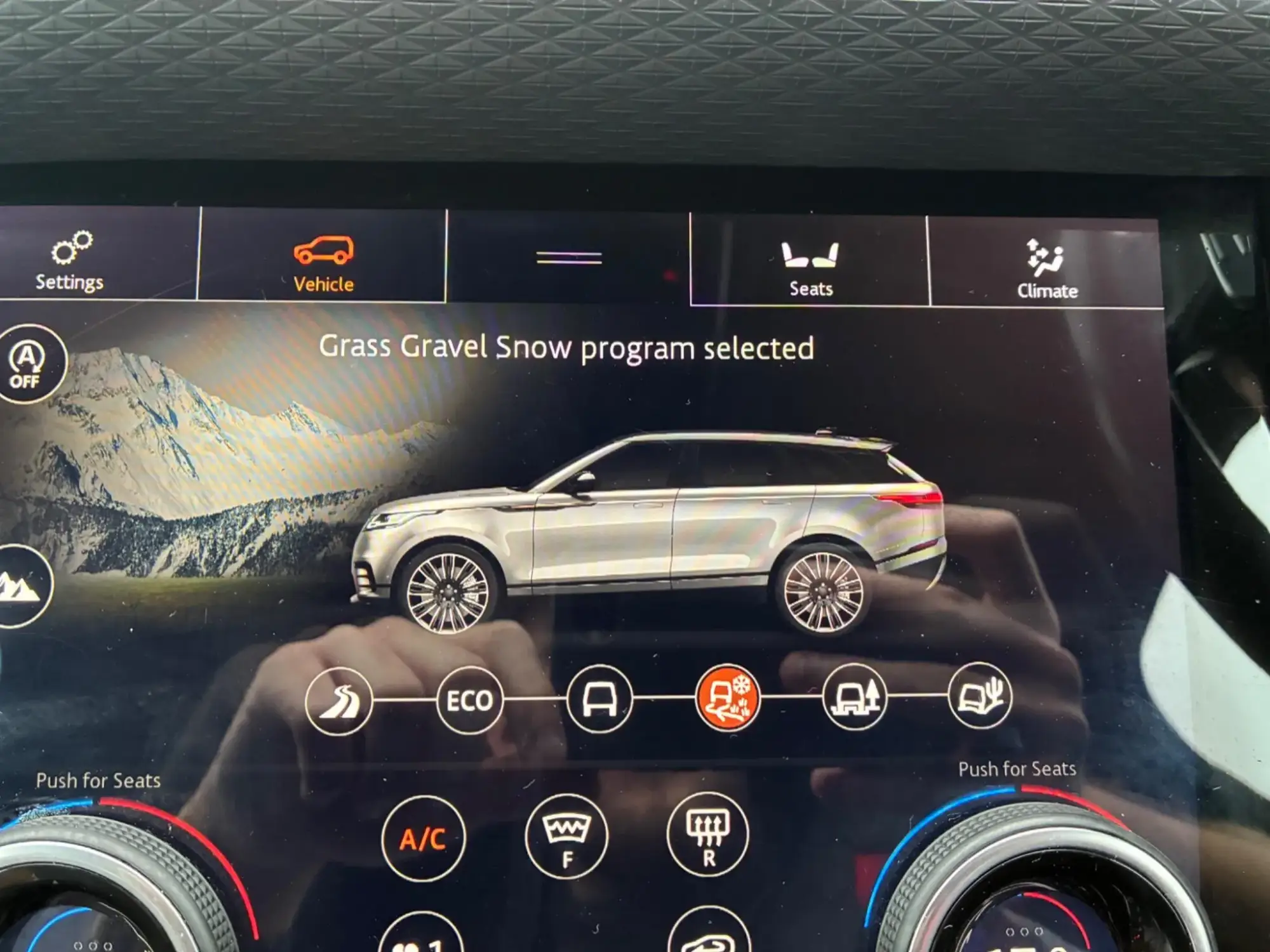 Land Rover Range Rover Velar Image 39
