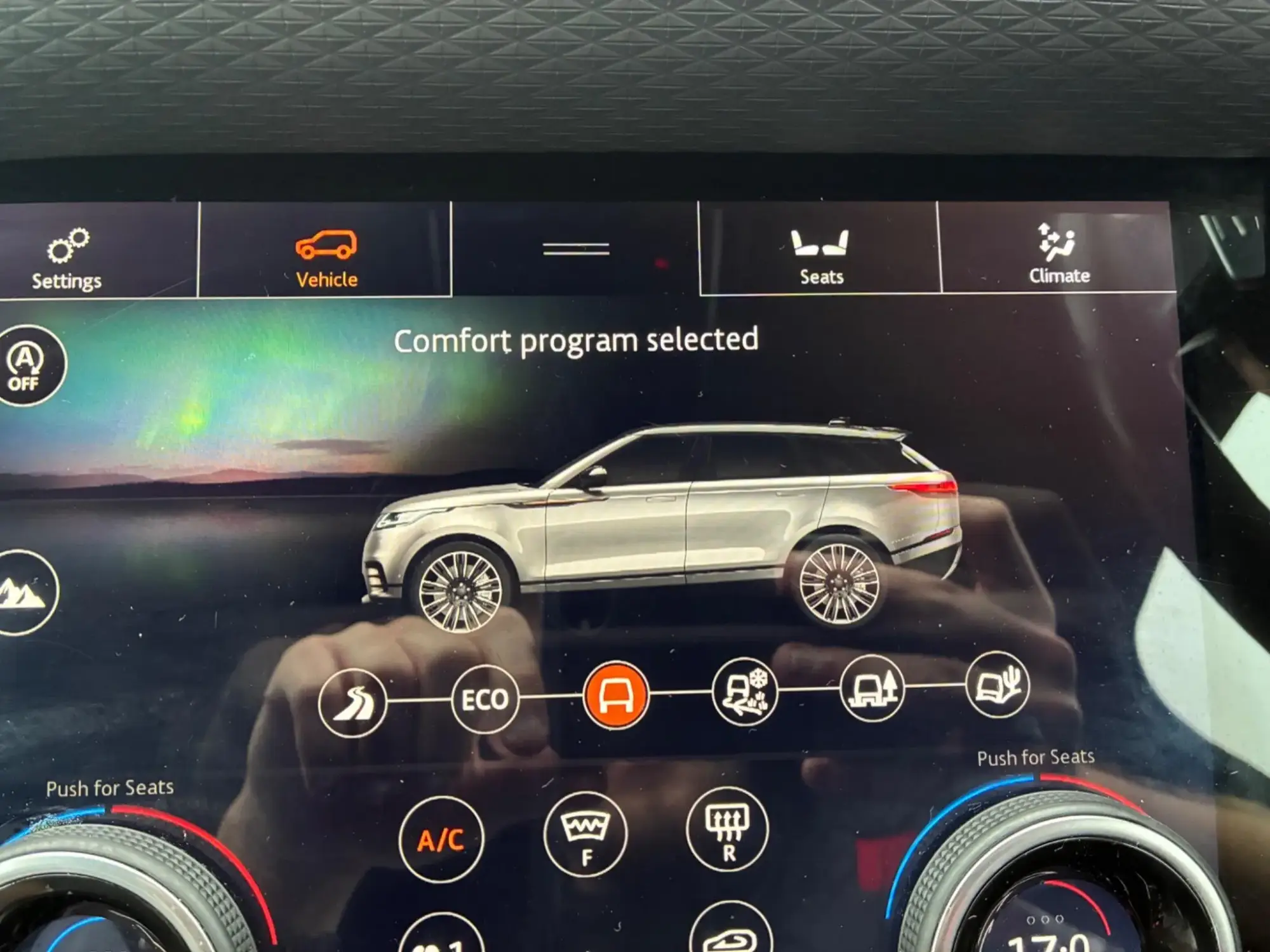 Land Rover Range Rover Velar Image 40