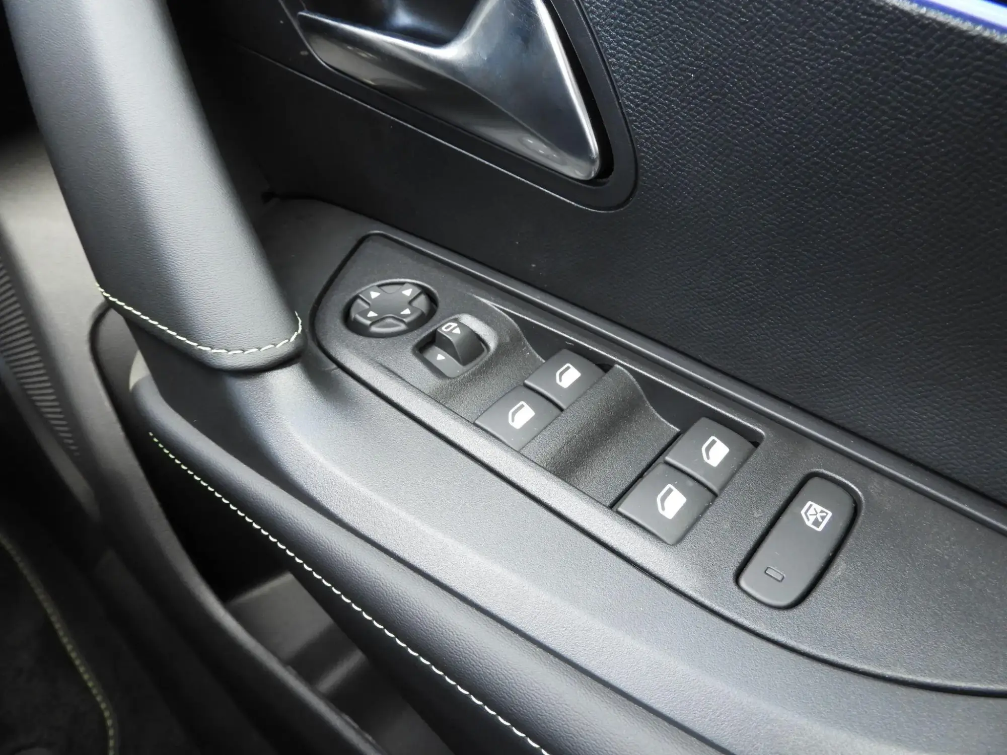 Peugeot E-2008 Image 17