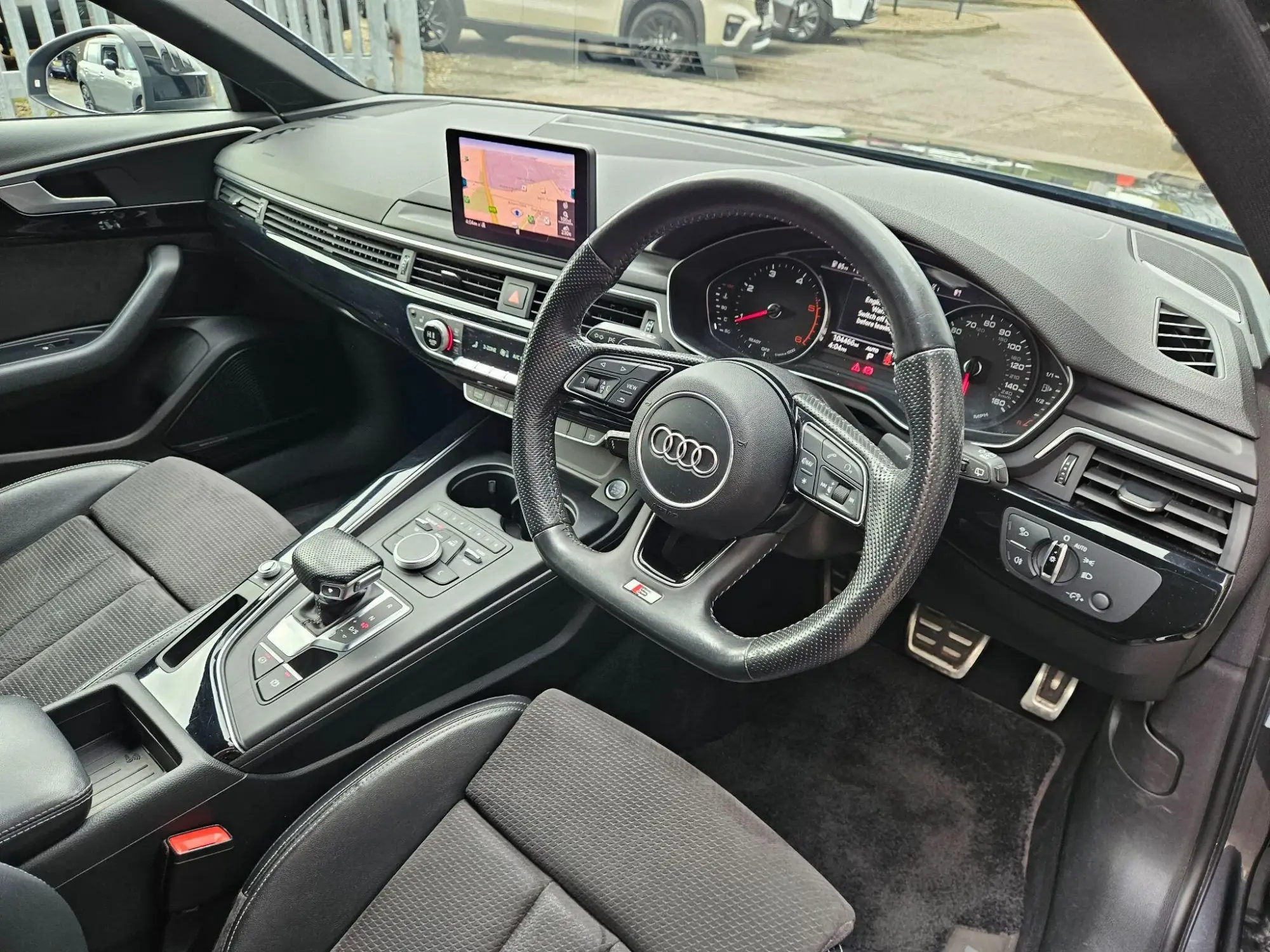 Audi A4 Avant Image 11