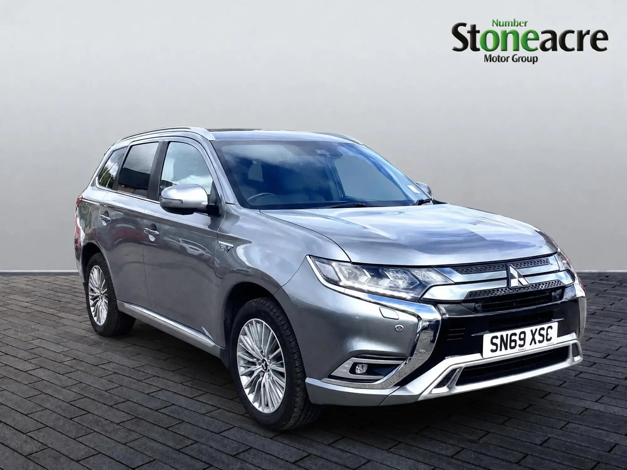 Mitsubishi Outlander 2.4h TwinMotor 13.8kWh 5hs CVT 4WD Euro 6 (s/s) 5dr SN69XSC Image 1 Mitsubishi Outlander 2.4h TwinMotor 13.8kWh 5hs CVT 4WD Euro 6 (s/s) 5dr SN69XSC Image 1