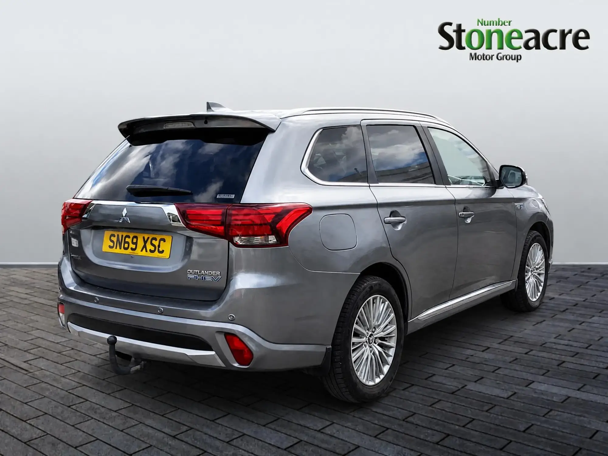 Mitsubishi Outlander 2.4h TwinMotor 13.8kWh 5hs CVT 4WD Euro 6 (s/s) 5dr SN69XSC Image 3 Mitsubishi Outlander 2.4h TwinMotor 13.8kWh 5hs CVT 4WD Euro 6 (s/s) 5dr SN69XSC Image 3