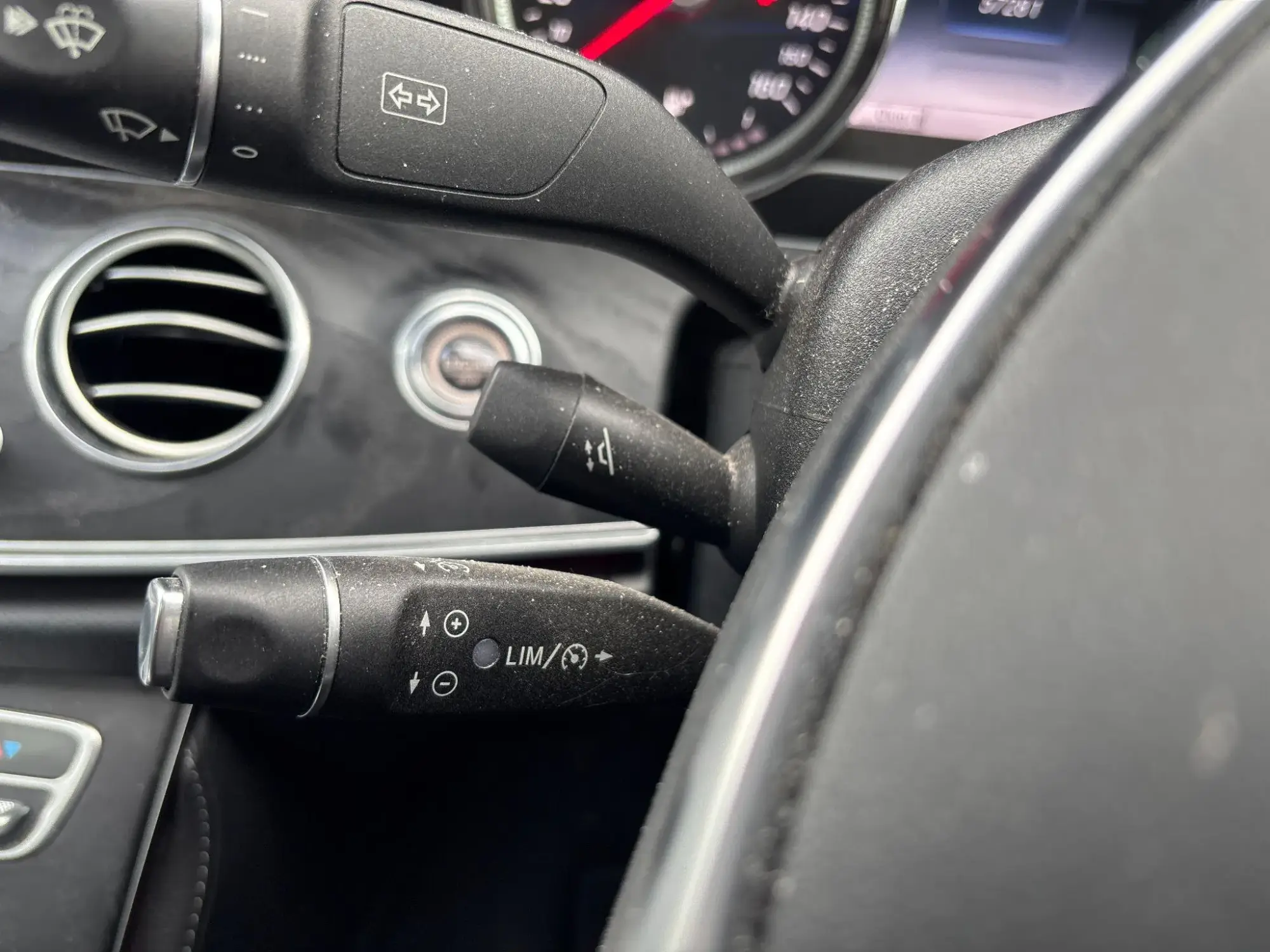 Mercedes-Benz E-Class Image 24