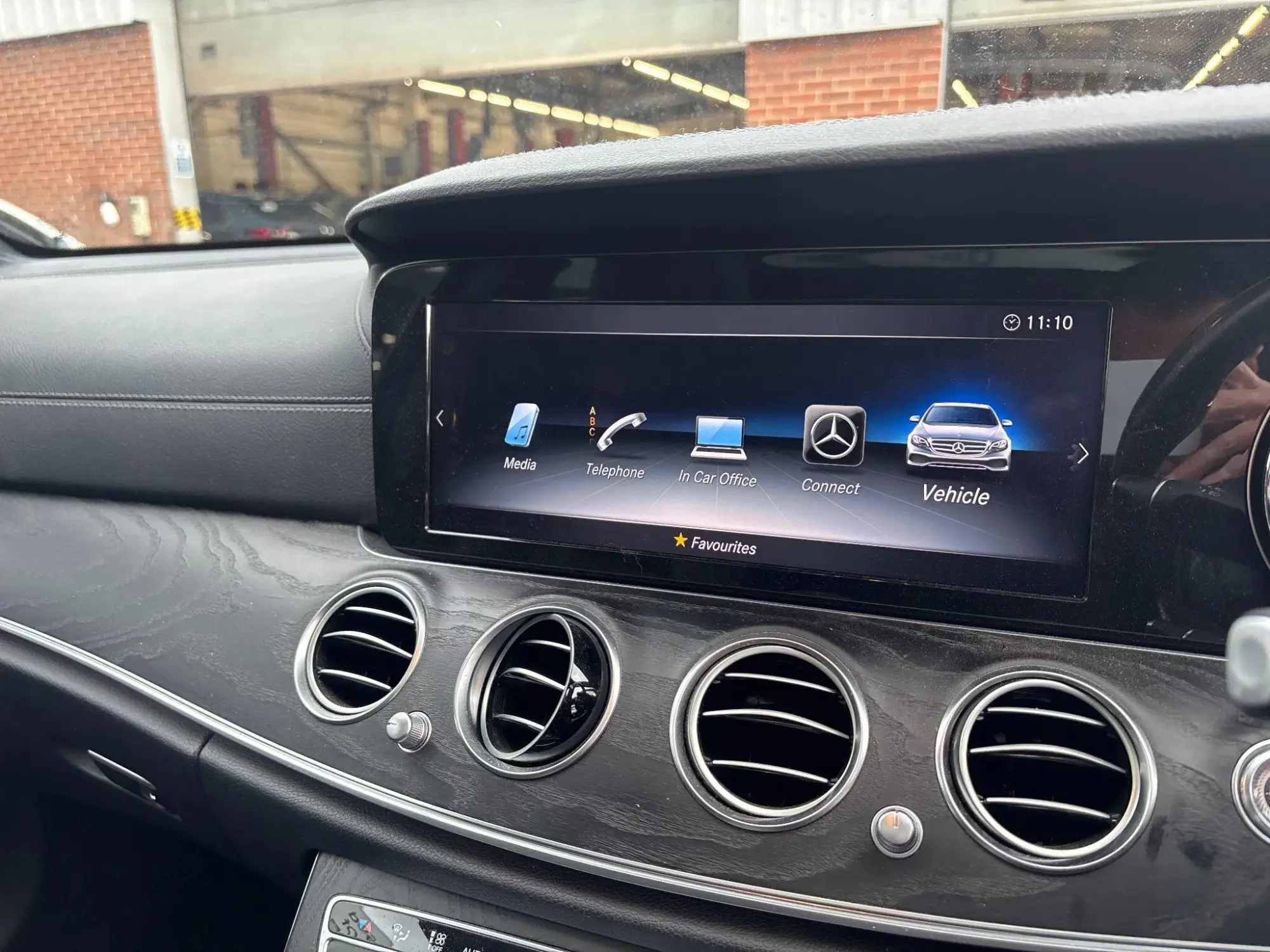 Mercedes-Benz E-Class Image 30
