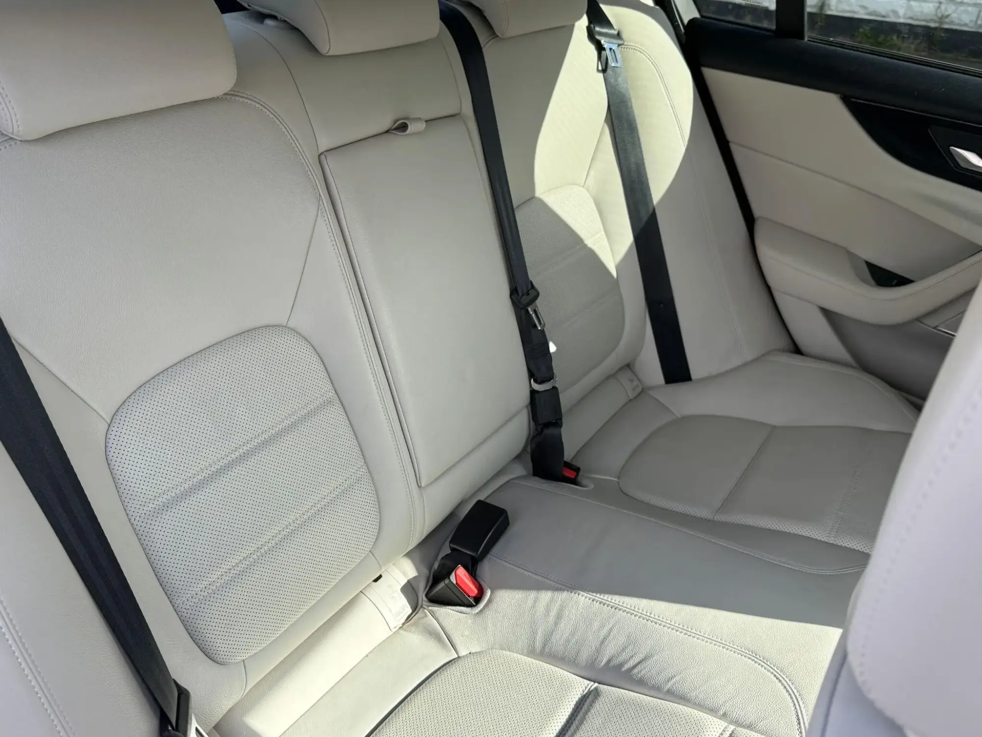 Jaguar XE Image 11
