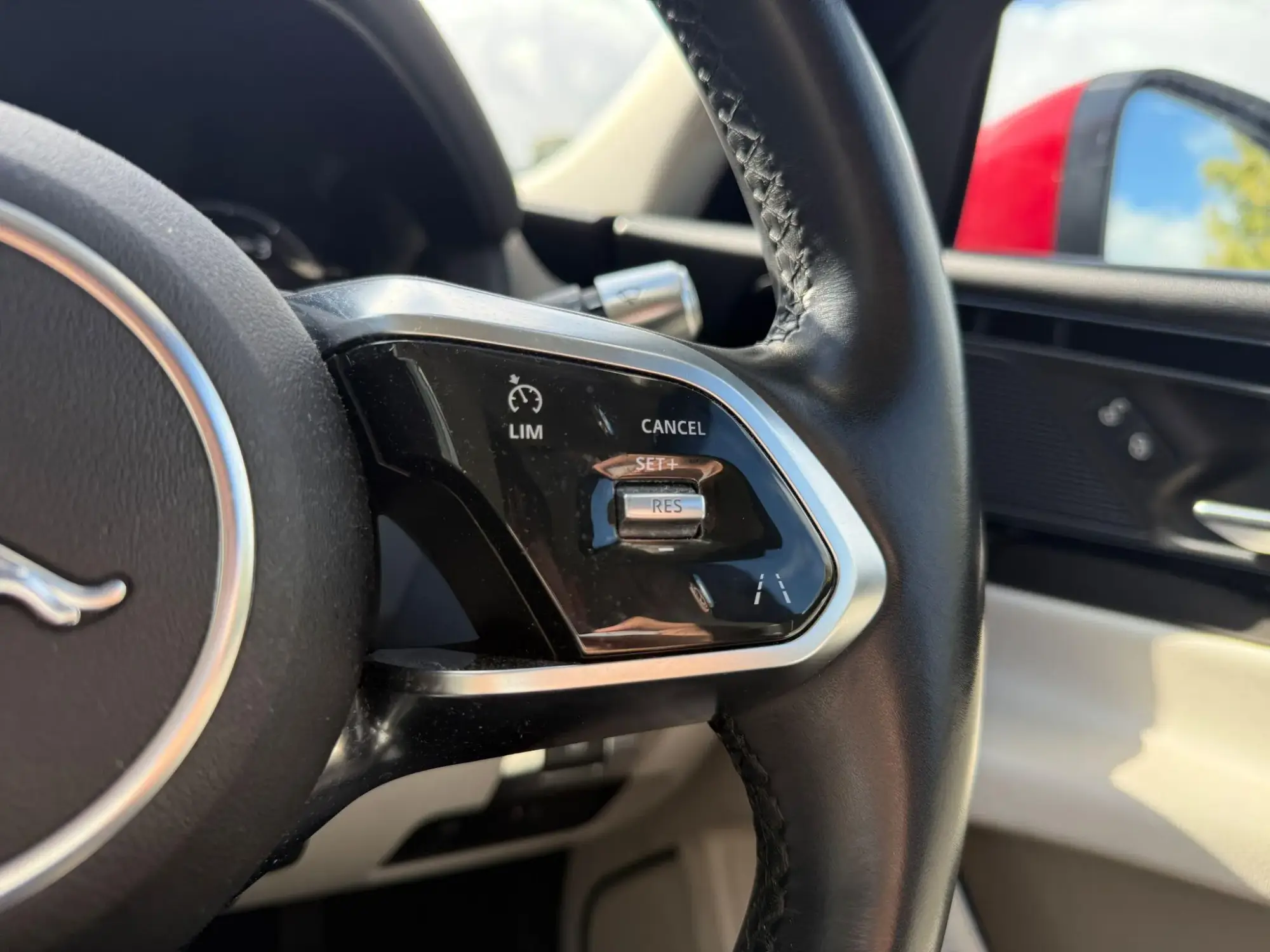 Jaguar XE Image 20