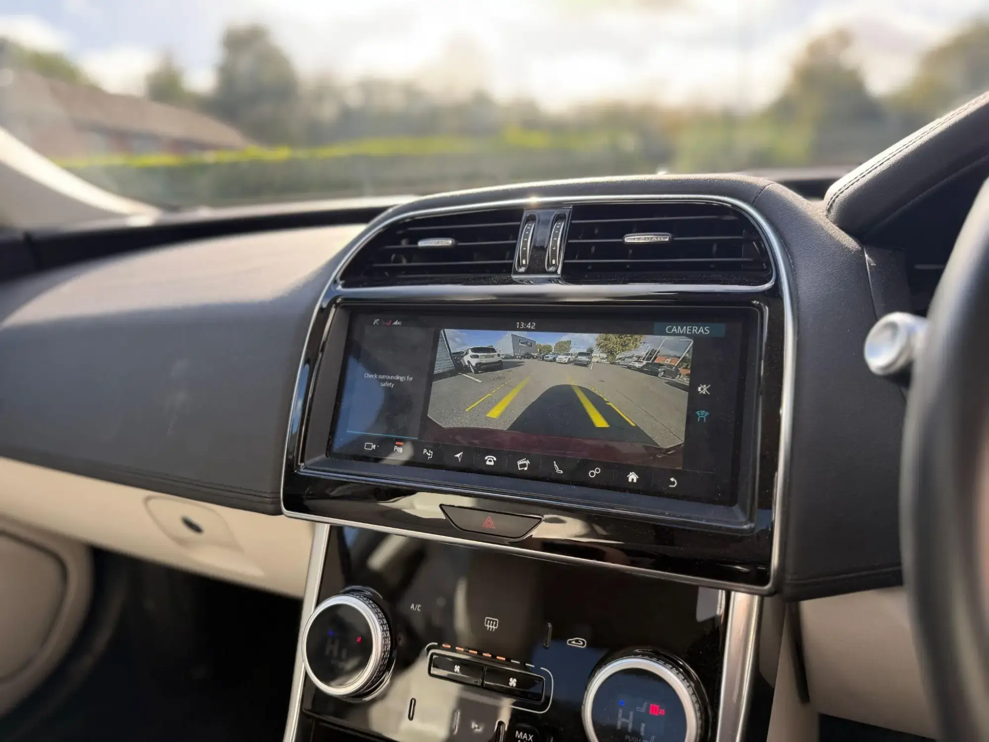Jaguar XE Image 22