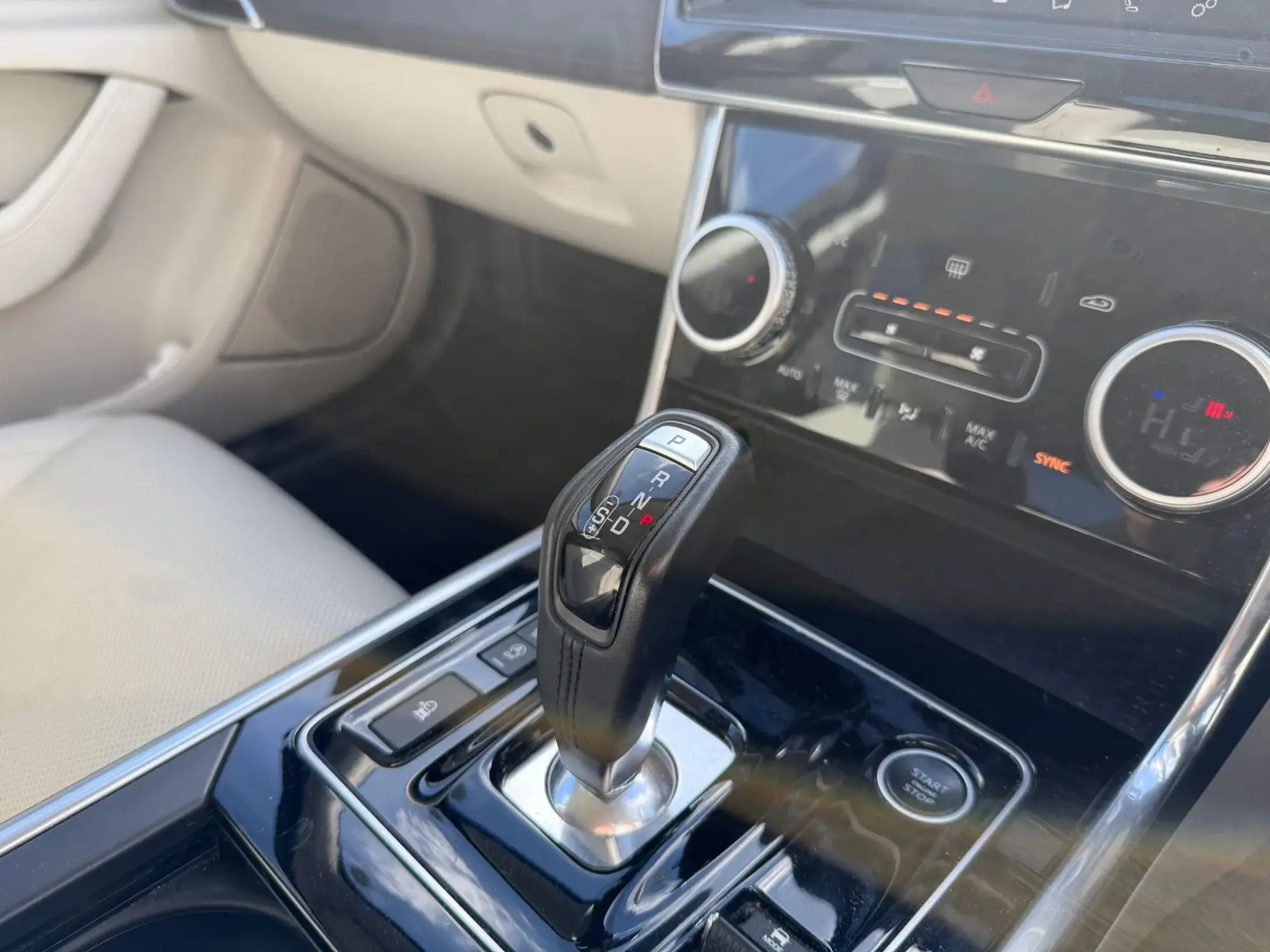 Jaguar XE Image 26