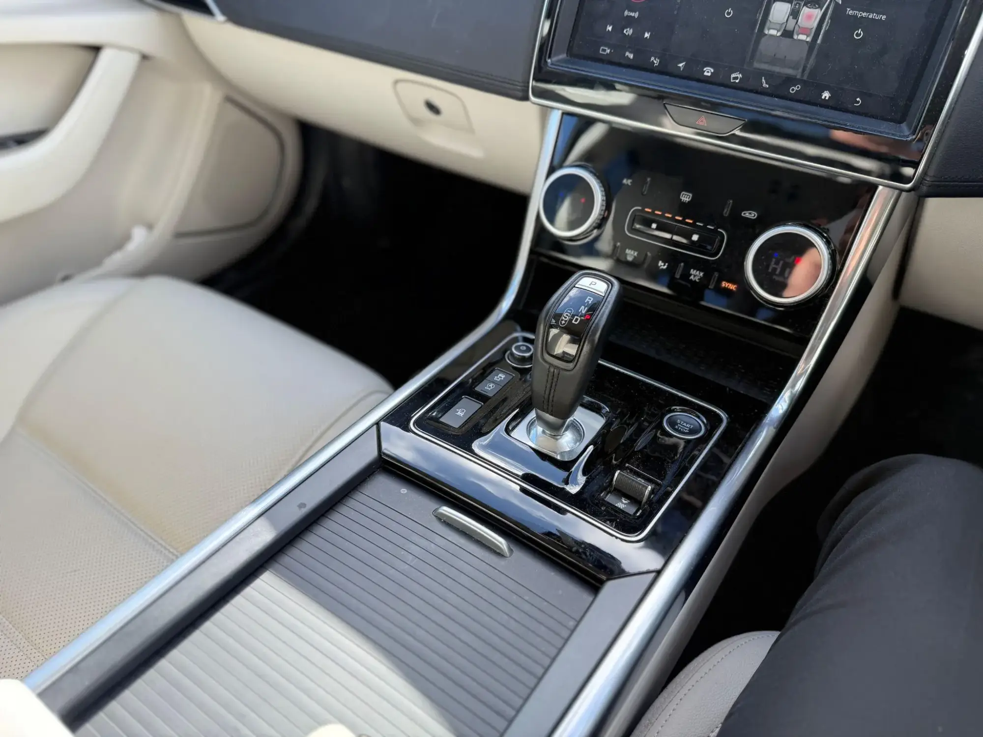 Jaguar XE Image 27