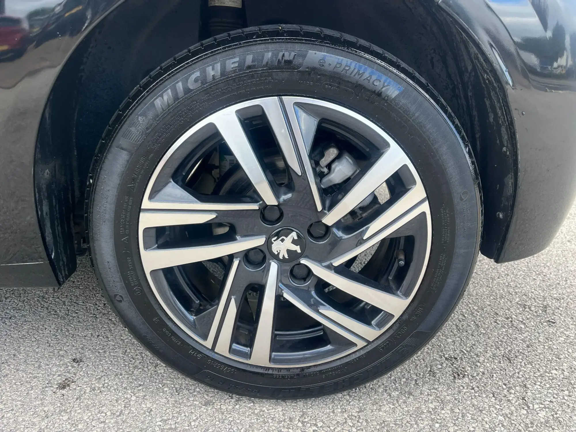 Peugeot 208 Image 12