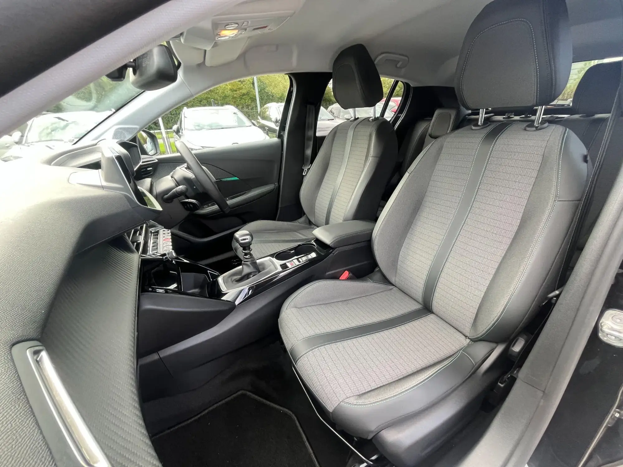 Peugeot 208 Image 16