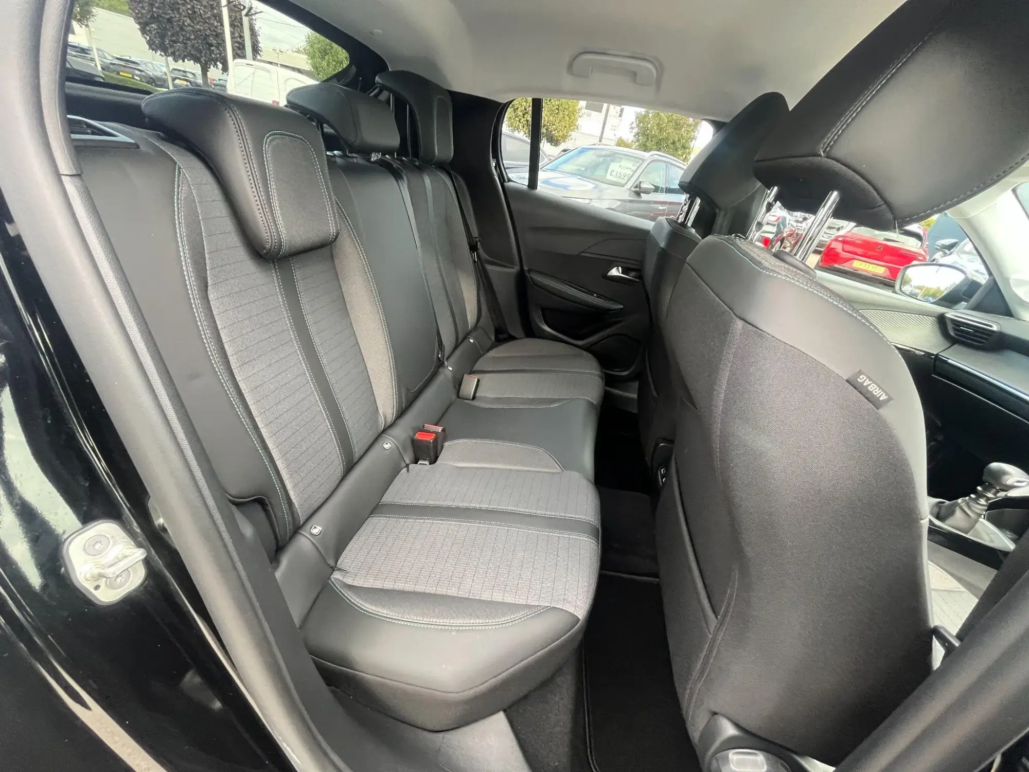 Peugeot 208 Image 17