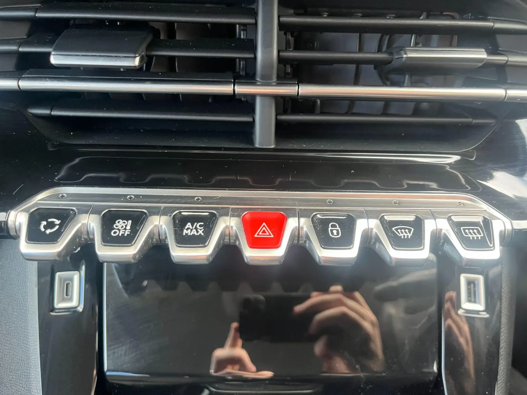 Peugeot 208 Image 32