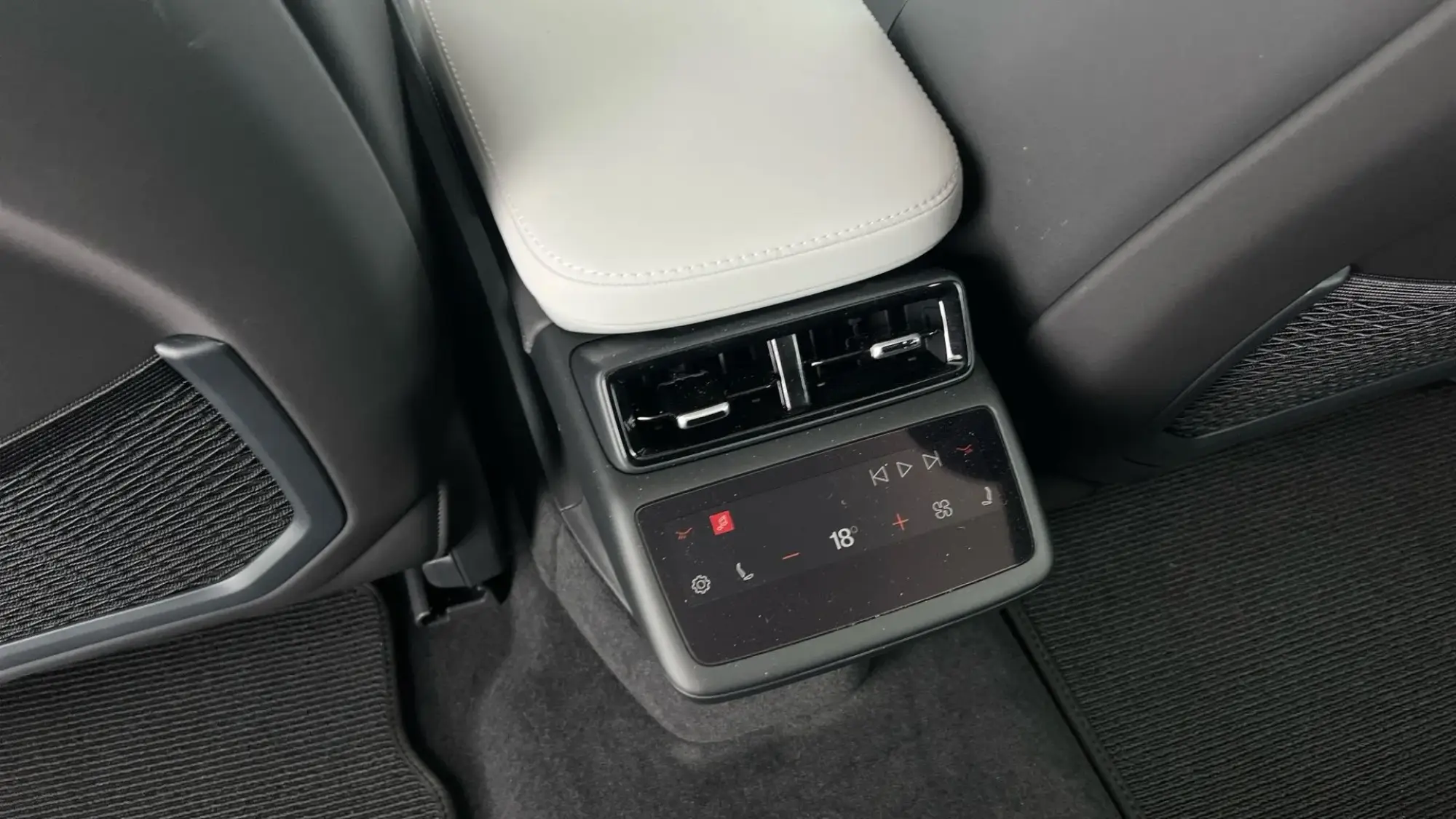 Polestar 4 SUV Image 20 Polestar 4 SUV Image 20