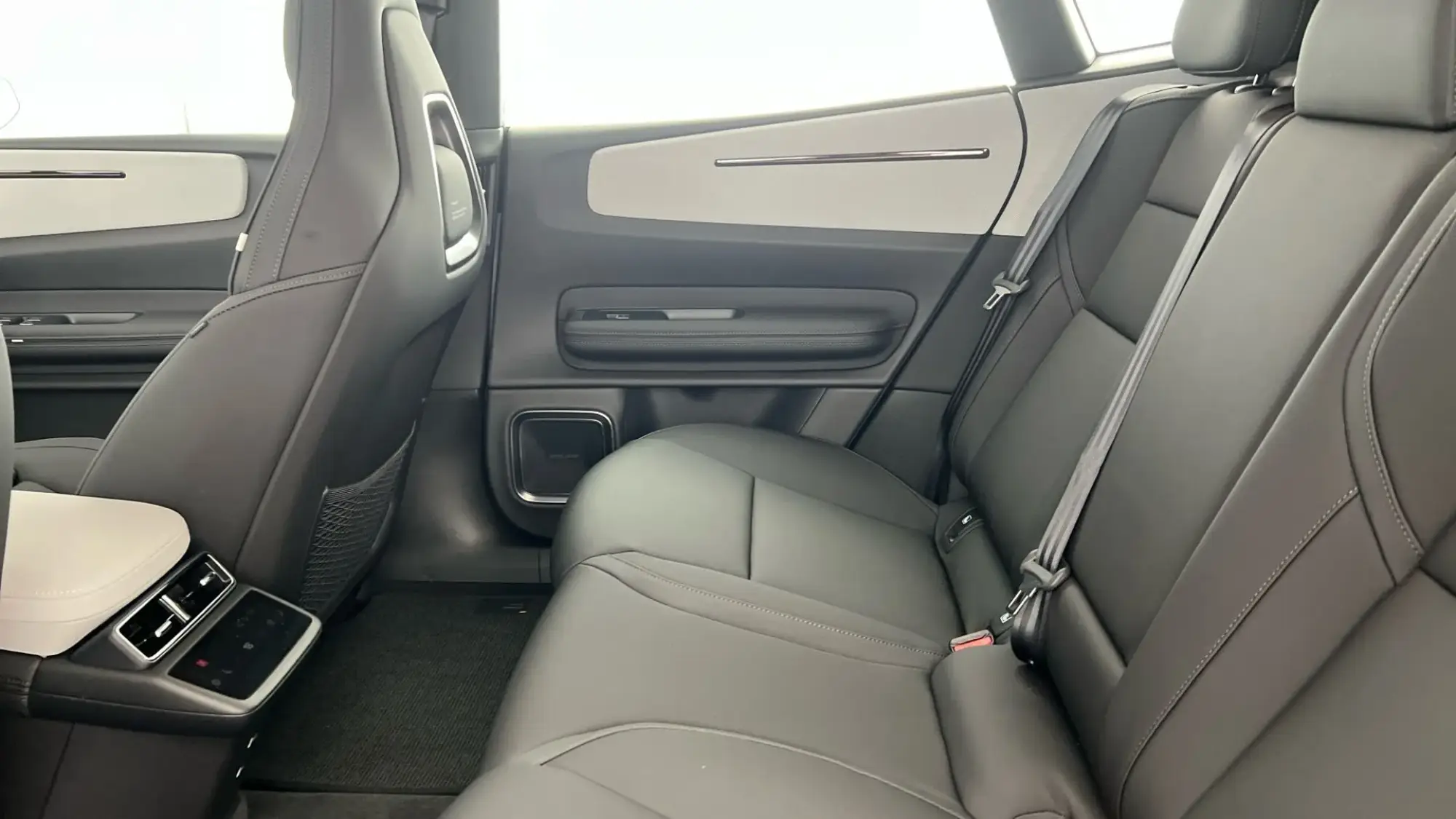 Polestar 4 SUV Image 22 Polestar 4 SUV Image 22