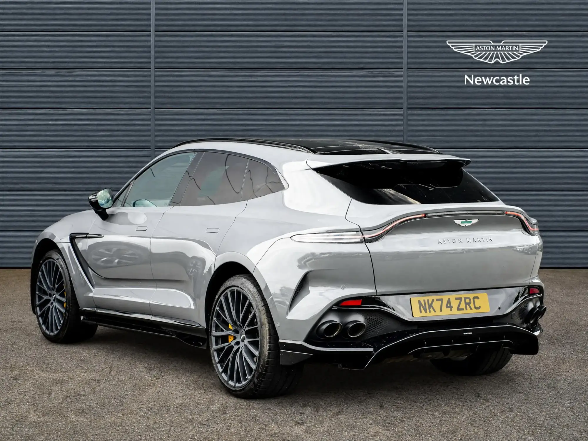 Aston Martin DBX Image 4 Aston Martin DBX Image 4