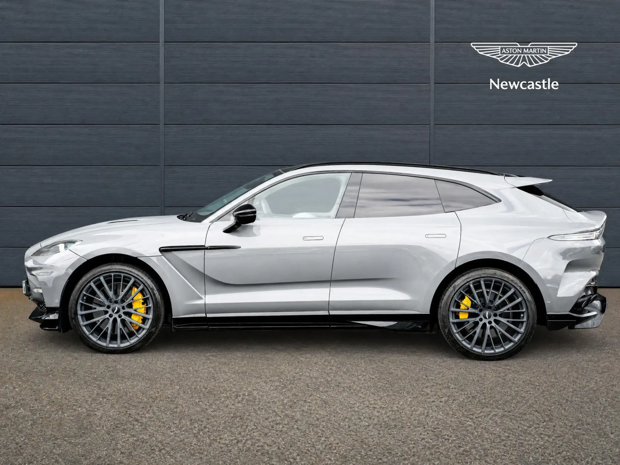 Aston Martin DBX Image 6 Aston Martin DBX Image 6