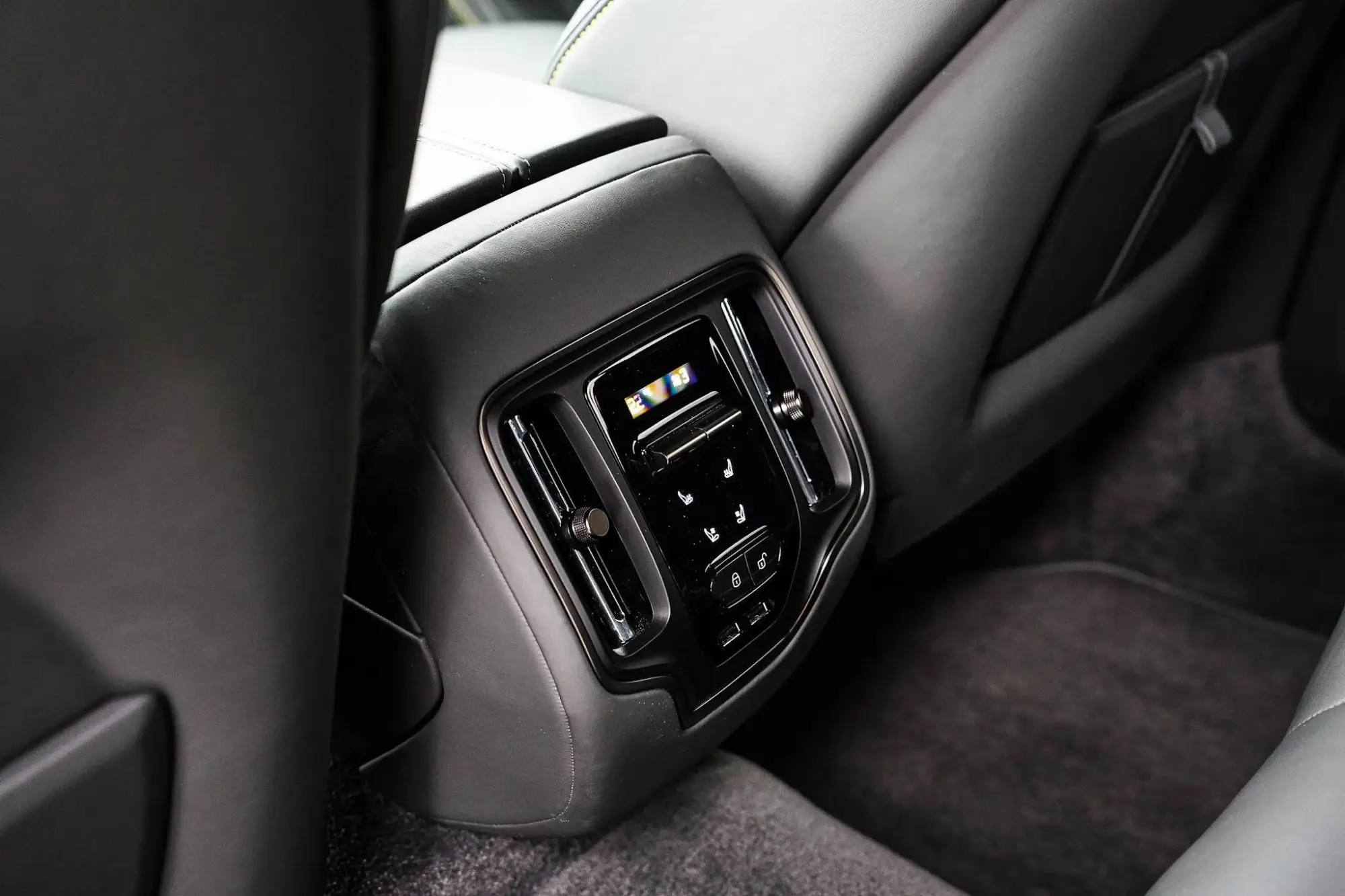 Aston Martin DBX Image 15 Aston Martin DBX Image 15