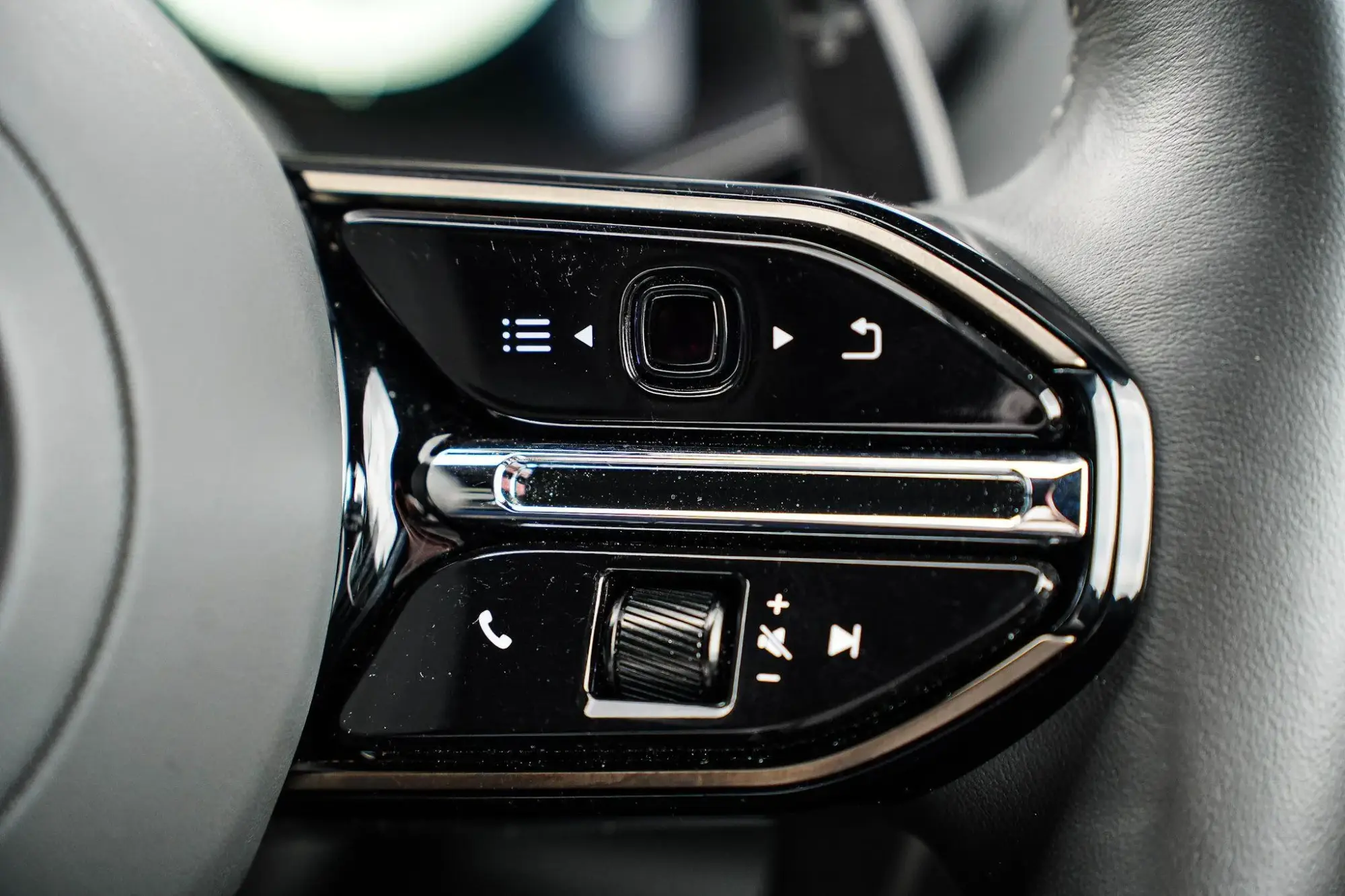 Aston Martin DBX Image 19 Aston Martin DBX Image 19