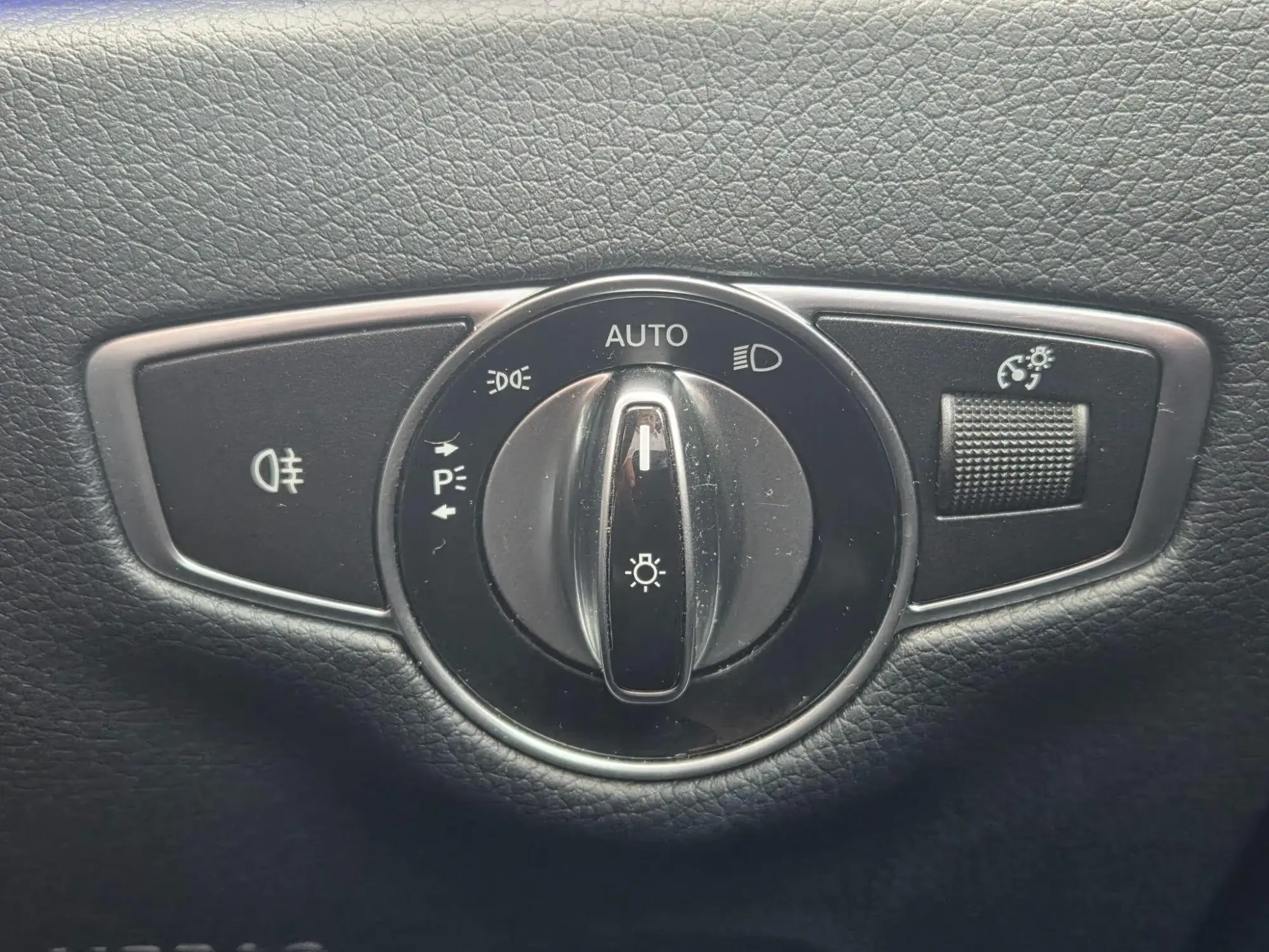 Mercedes-Benz E-Class Image 24