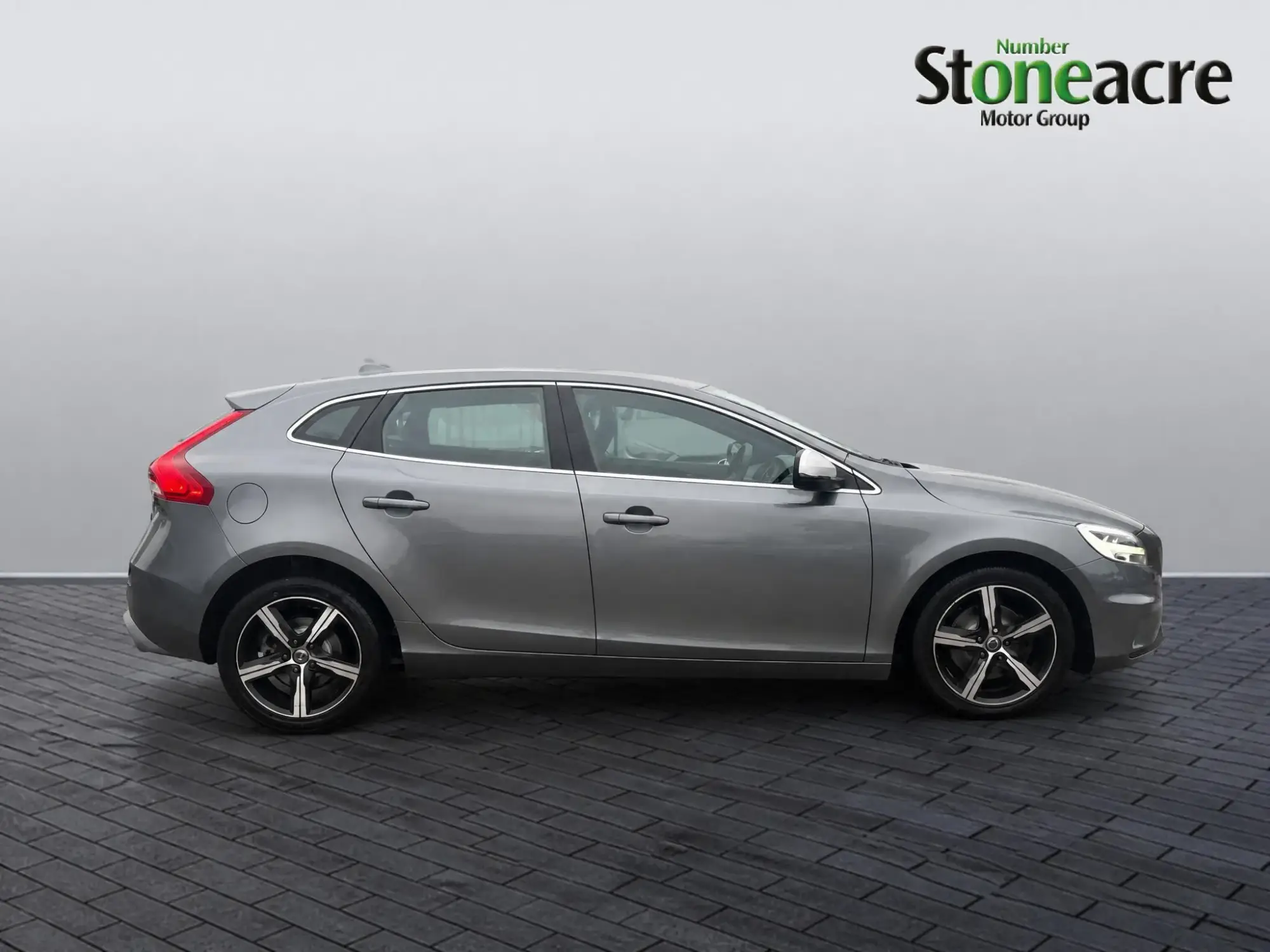Volvo V40 R-Design T2 YS66EJG Image 2 Volvo V40 R-Design T2 YS66EJG Image 2