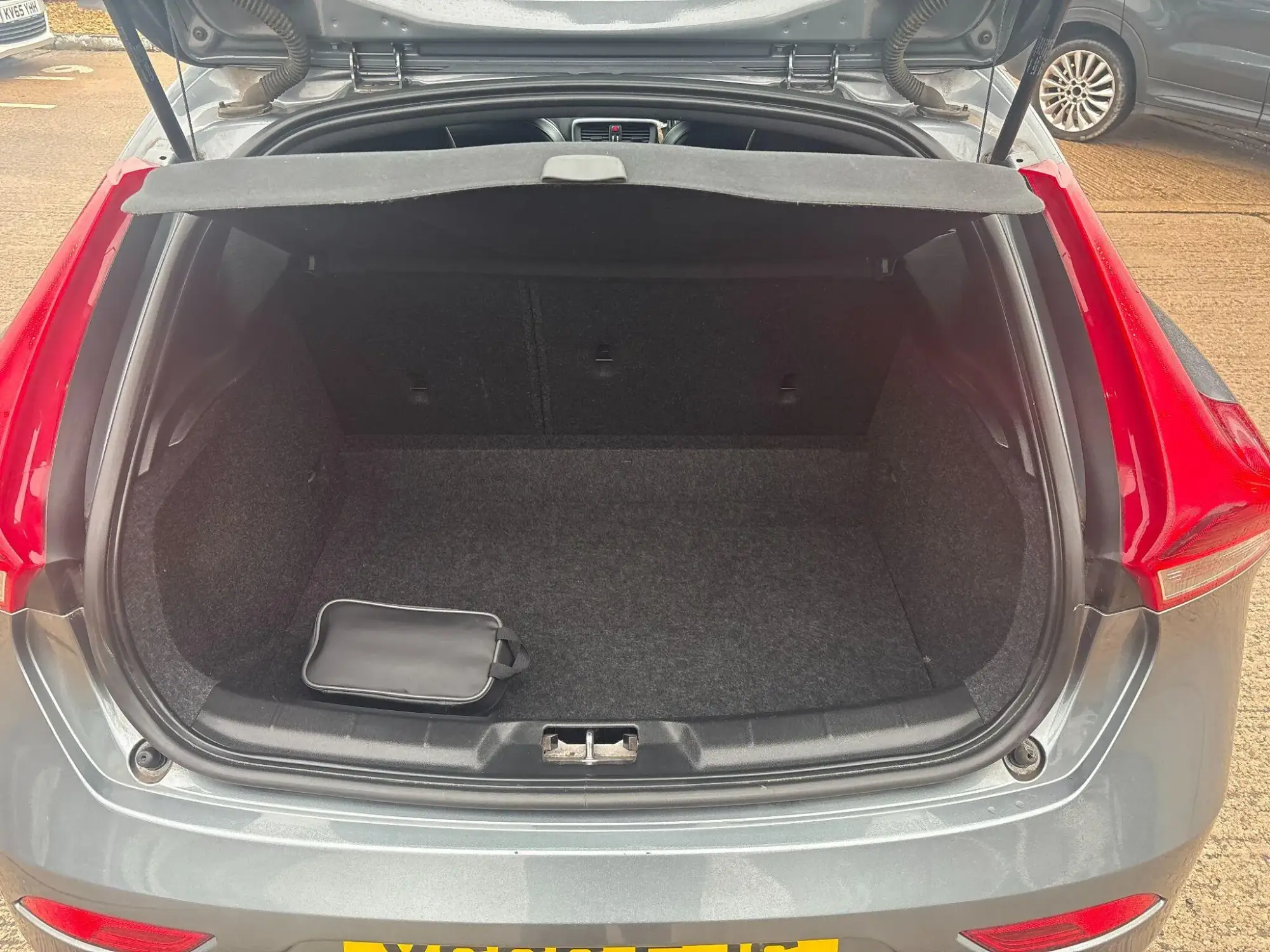 Volvo V40 Image 10