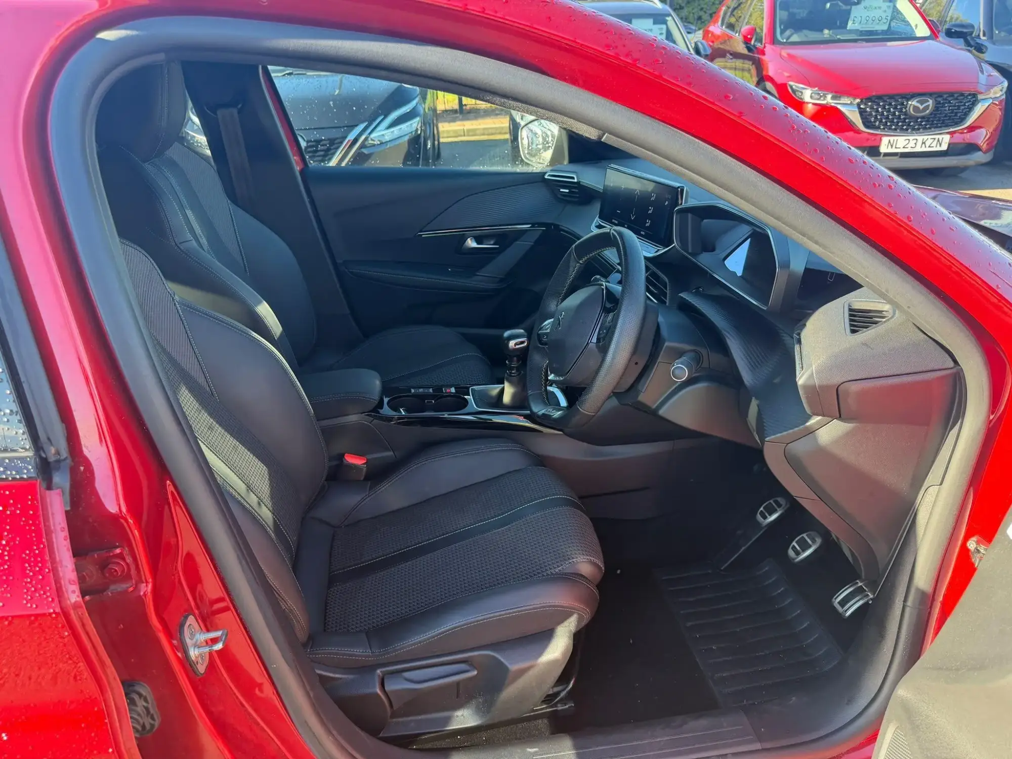 Peugeot 208 Image 12