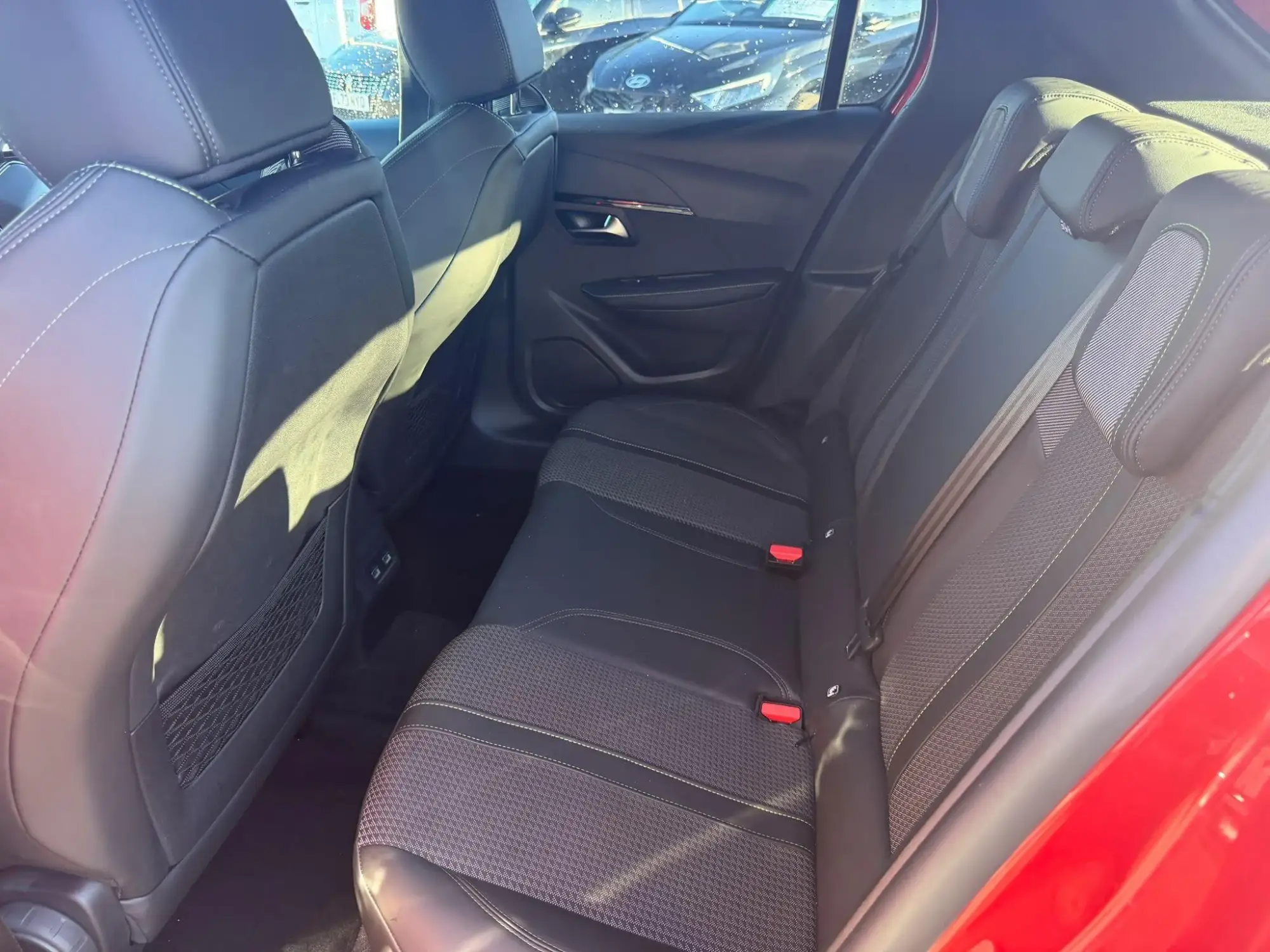 Peugeot 208 Image 14