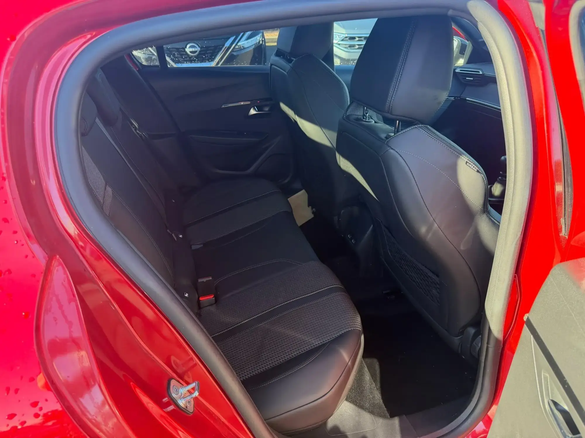 Peugeot 208 Image 15