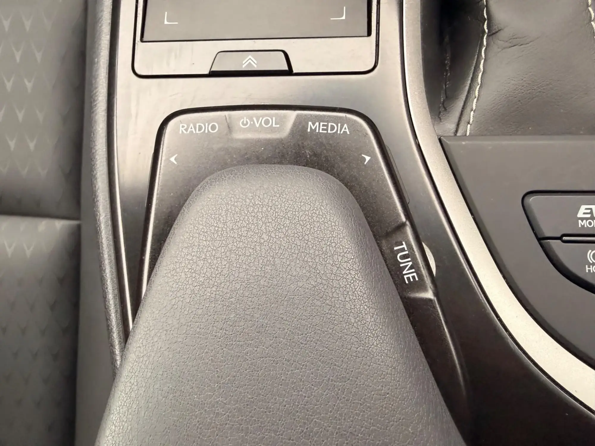 Lexus UX Self-Charging Hybrid Image 19 Lexus UX Self-Charging Hybrid Image 19