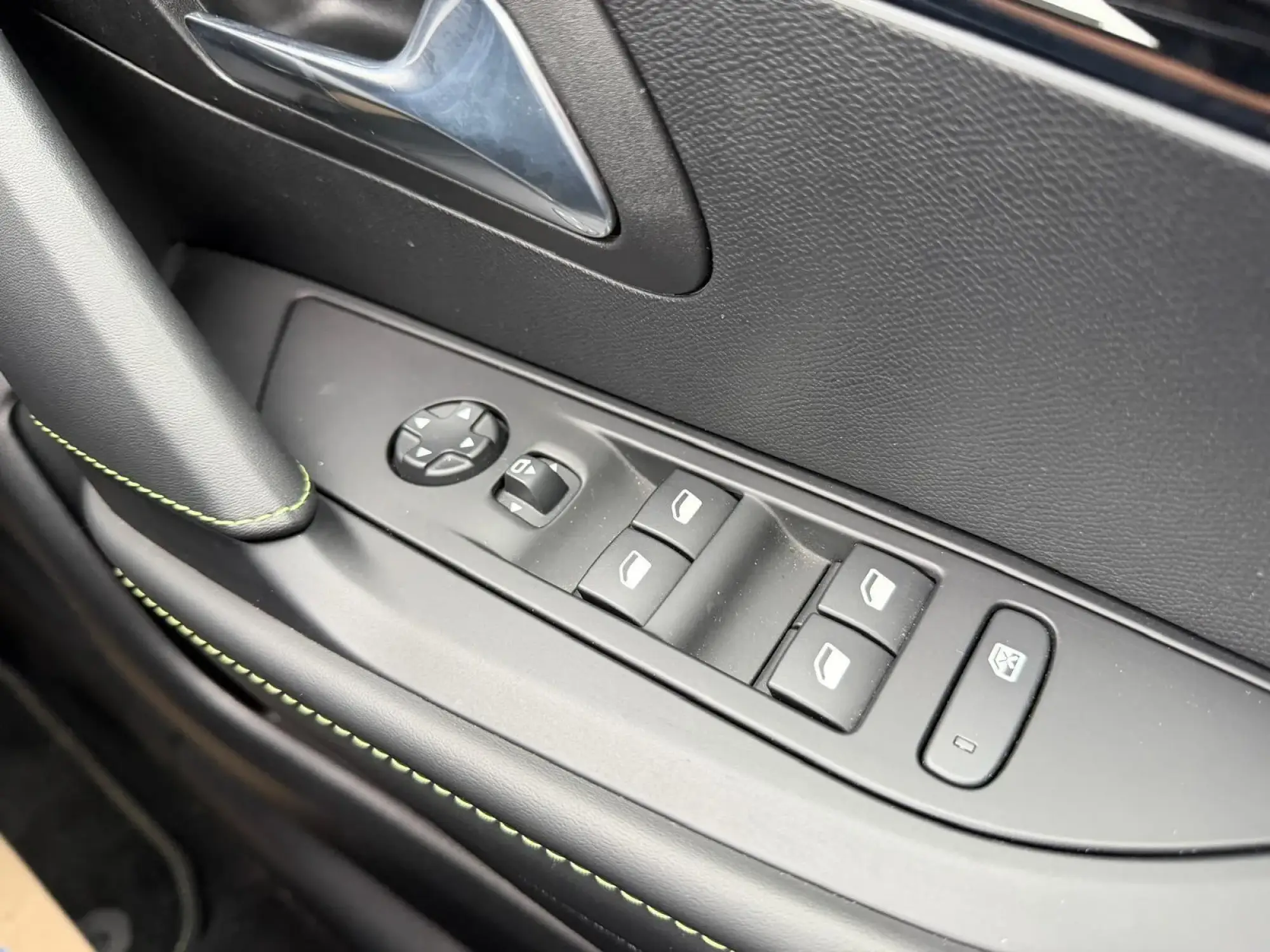 Peugeot E-208 Image 14