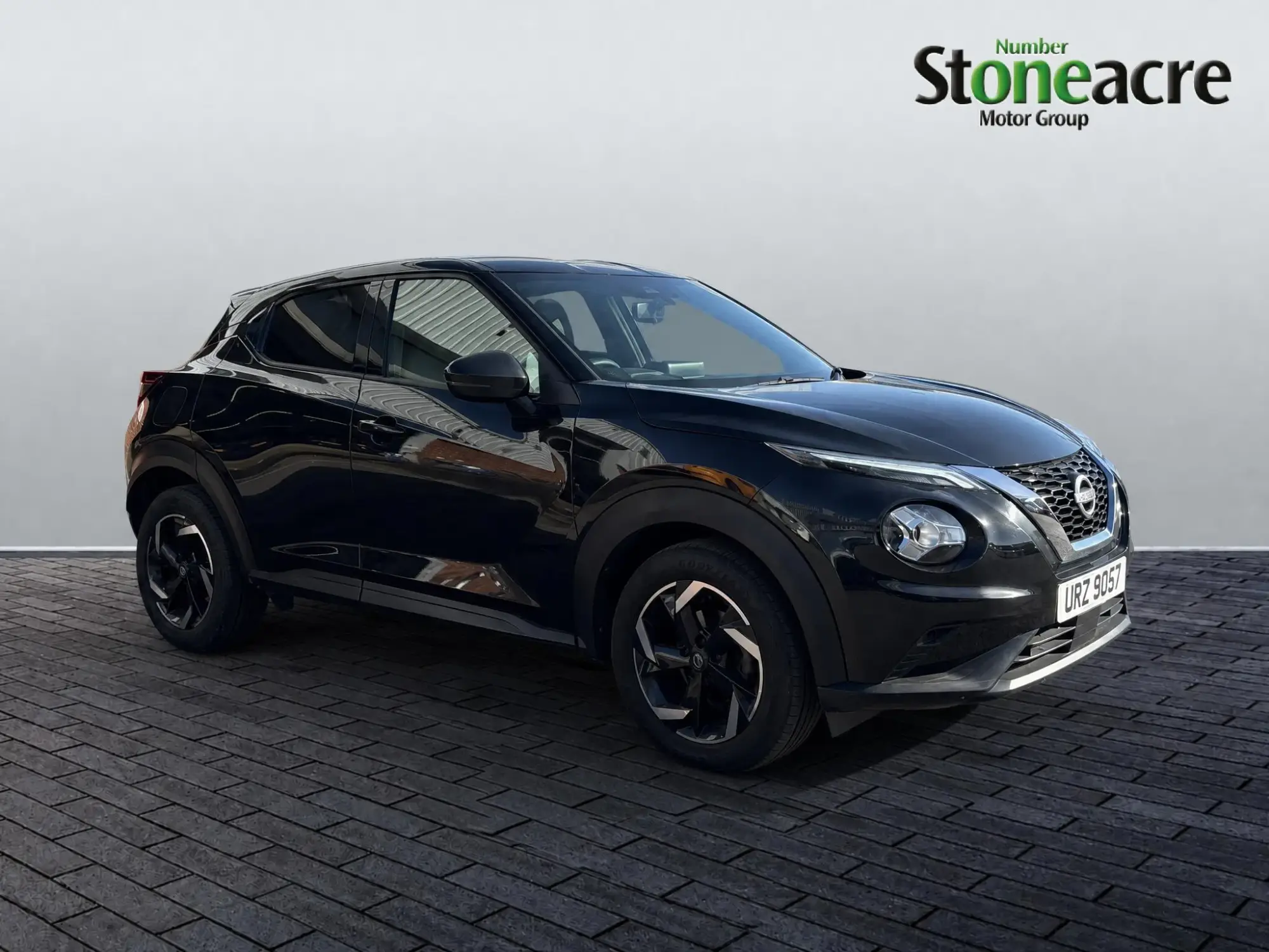 Nissan Juke 1.0 DiG-T N-Connecta 5dr URZ9057 Image 1 Nissan Juke 1.0 DiG-T N-Connecta 5dr URZ9057 Image 1