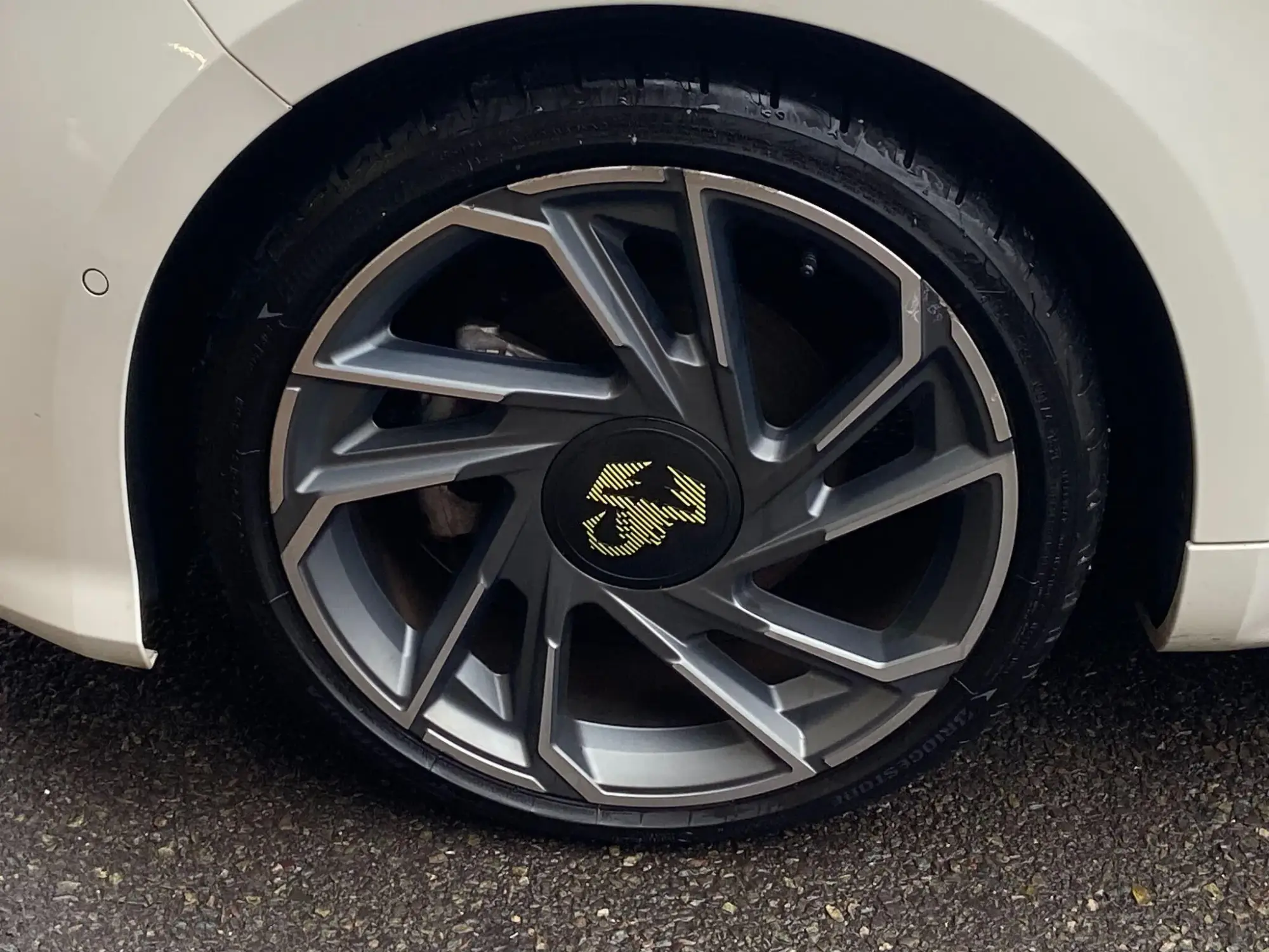 Abarth 500e Image 16