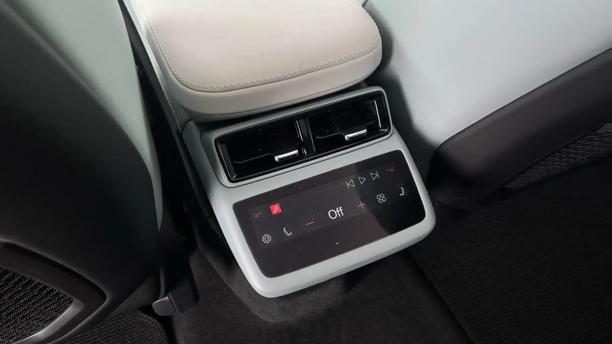 Polestar 4 SUV Image 20 Polestar 4 SUV Image 20