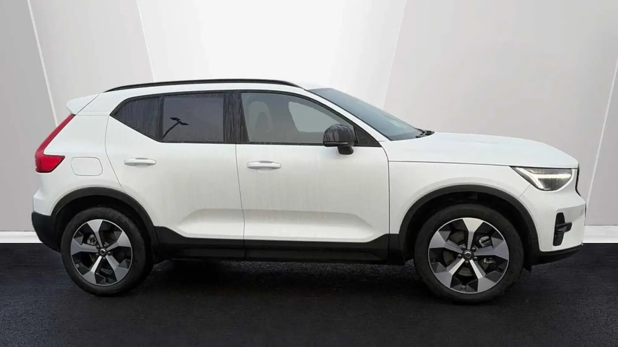 Volvo XC40 2.0 B3P Plus Dark 5dr Auto OW25XWU Image 3 Volvo XC40 2.0 B3P Plus Dark 5dr Auto OW25XWU Image 3