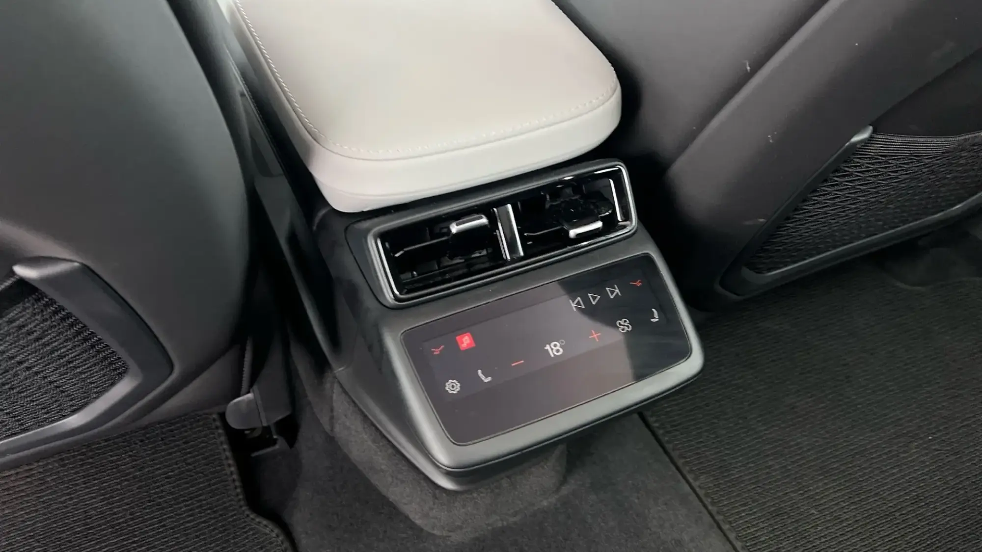 Polestar 4 SUV Image 20 Polestar 4 SUV Image 20