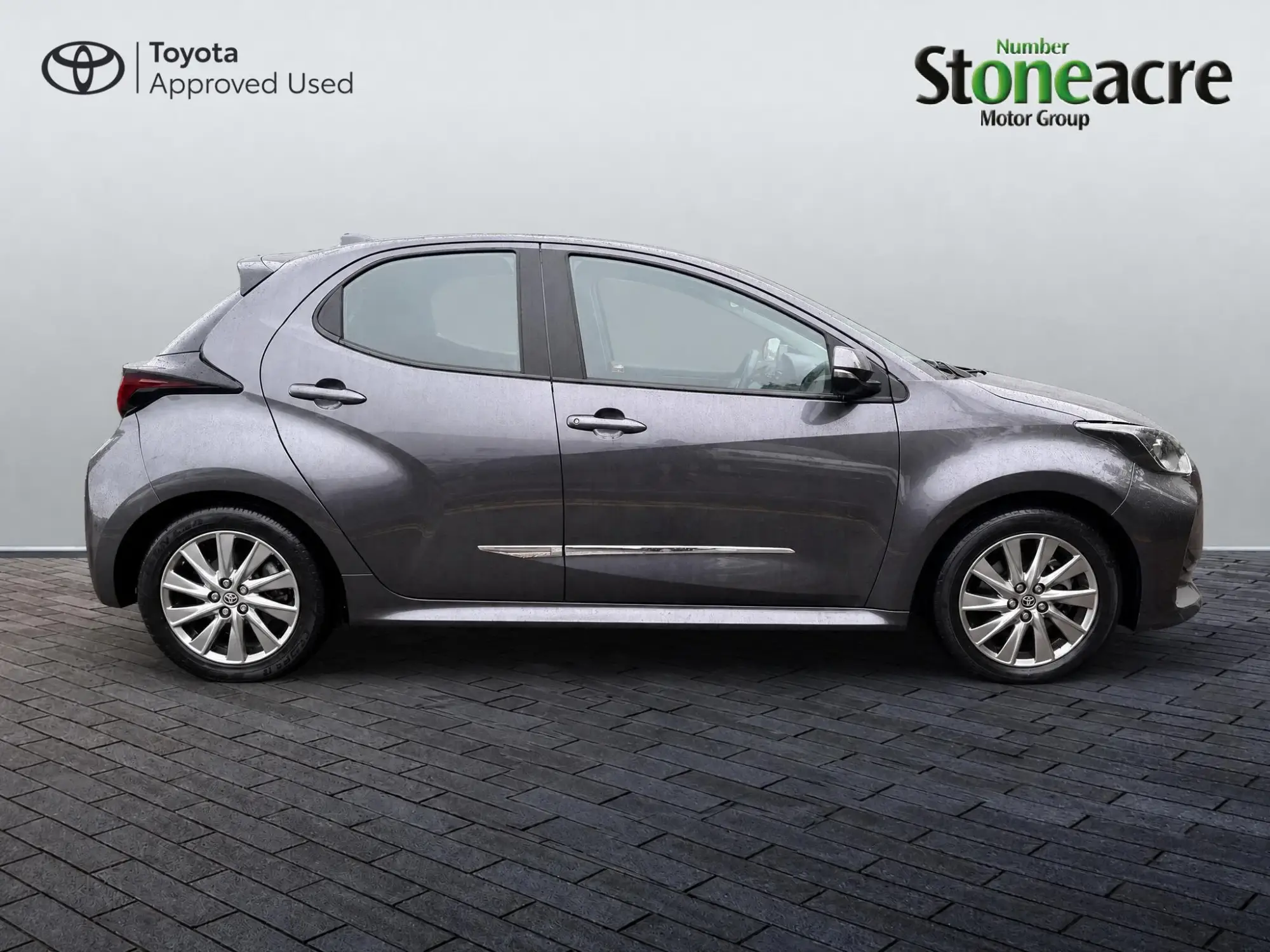 Toyota Yaris Hybrid Image 2