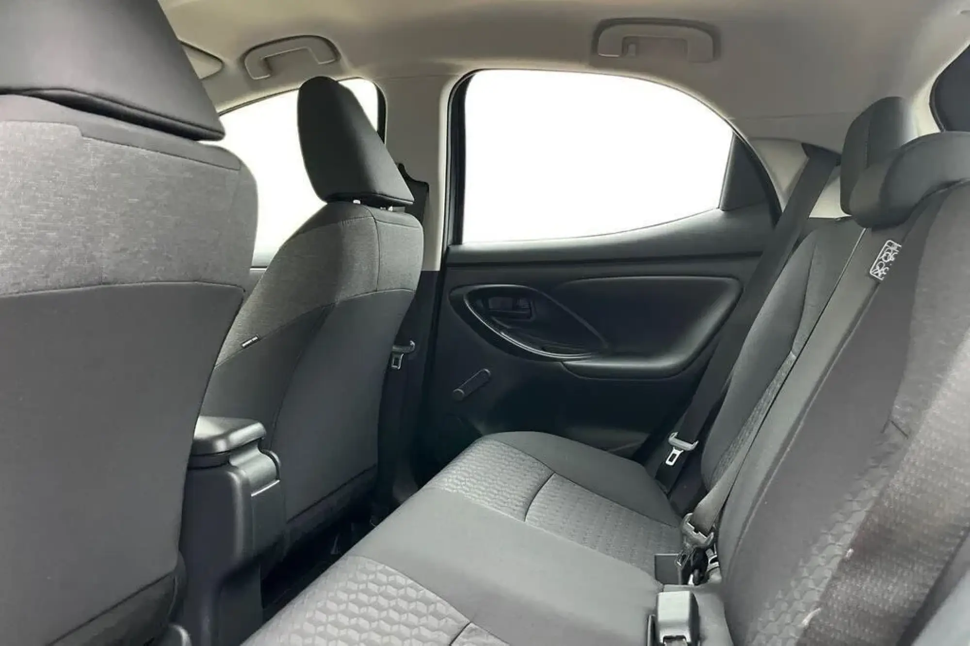 Toyota Yaris Hybrid Image 12