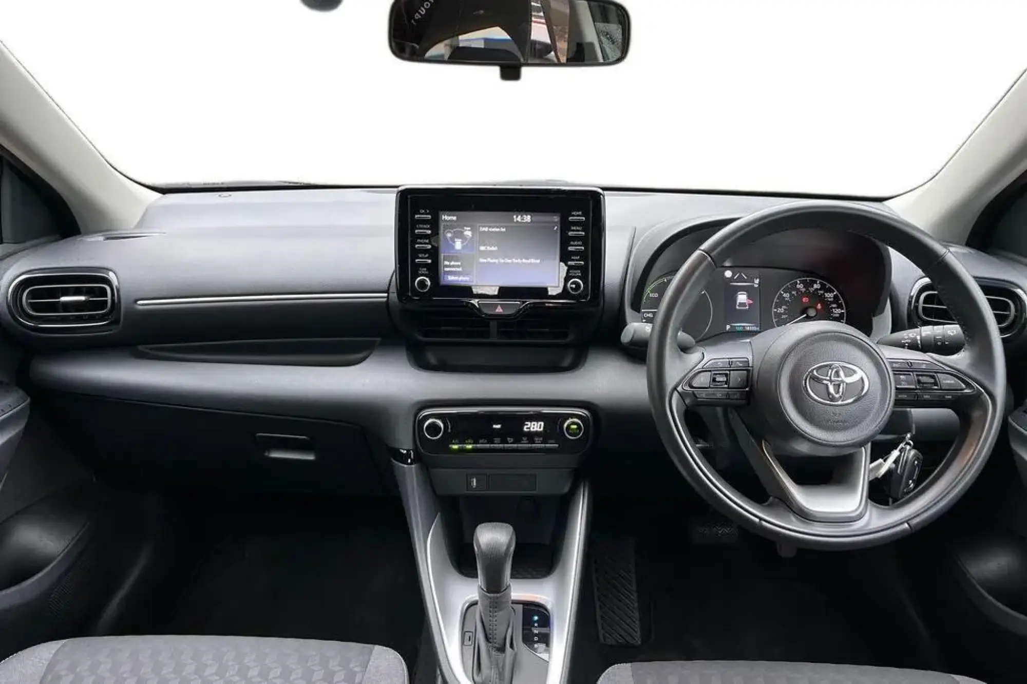 Toyota Yaris Hybrid Image 14