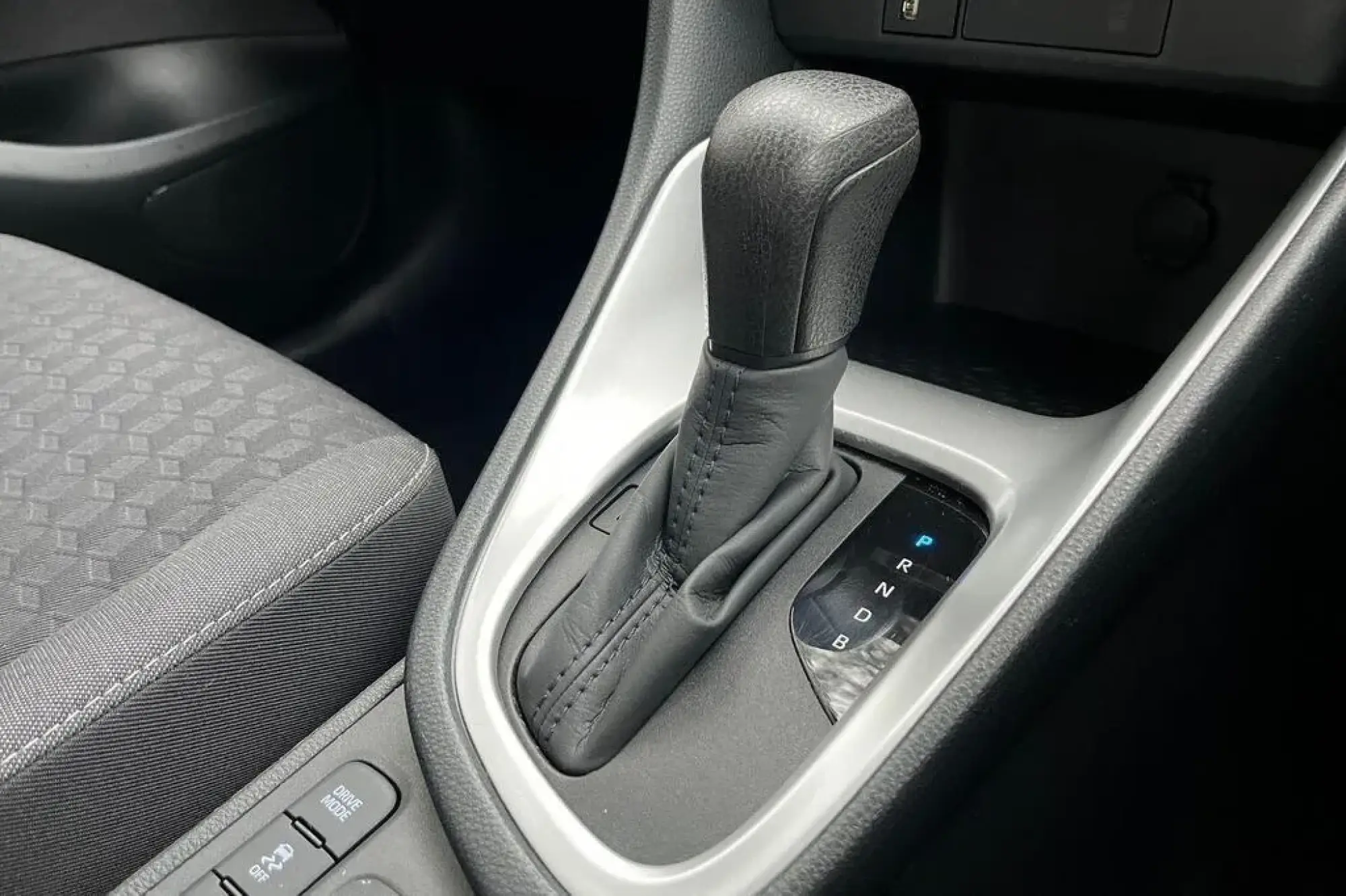 Toyota Yaris Hybrid Image 17