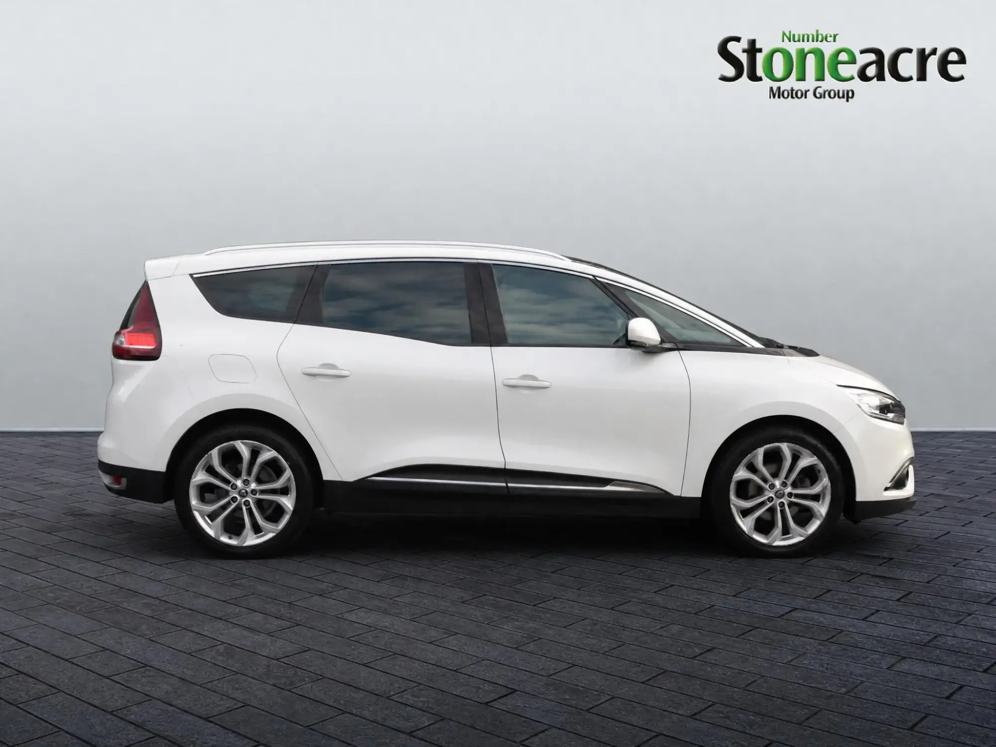Renault Grand Scenic 1.7 Blue dCi Iconic EDC Euro 6 (s/s) 5dr BK20WVH Image 2