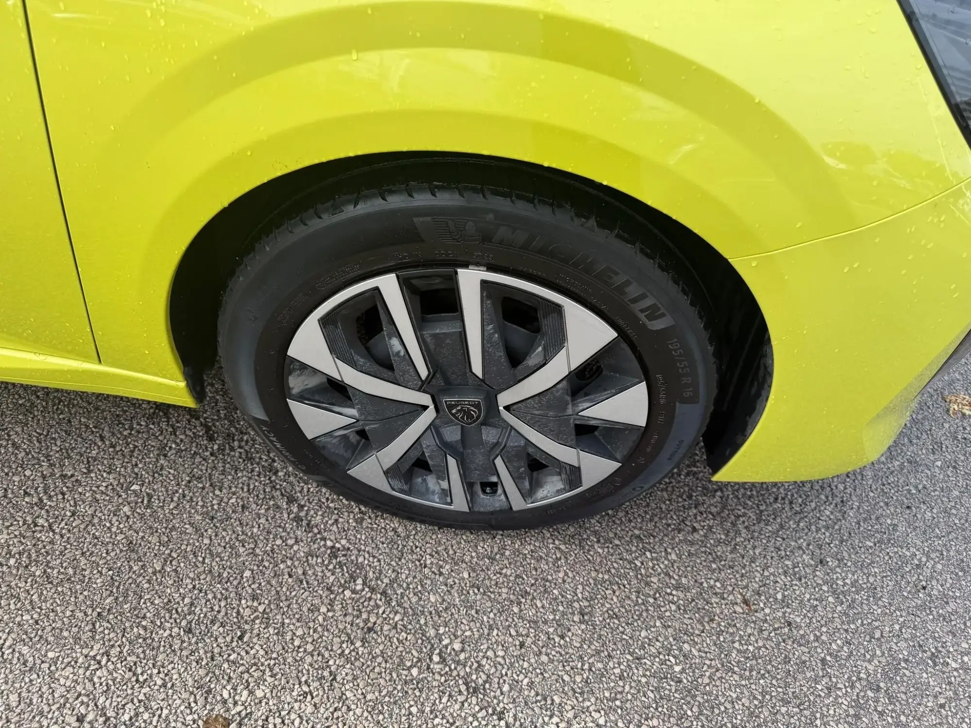 Peugeot 208 Image 11