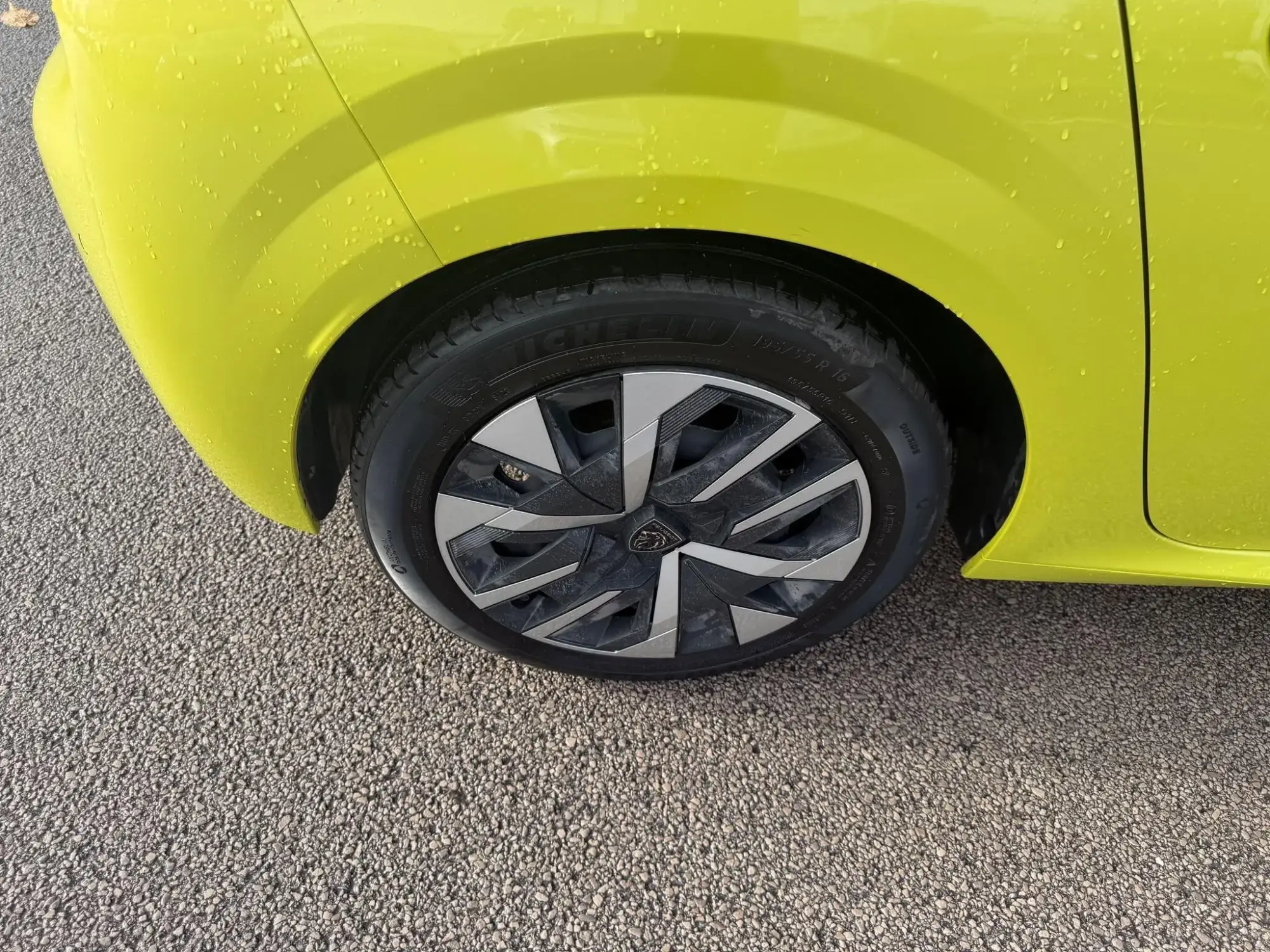 Peugeot 208 Image 12