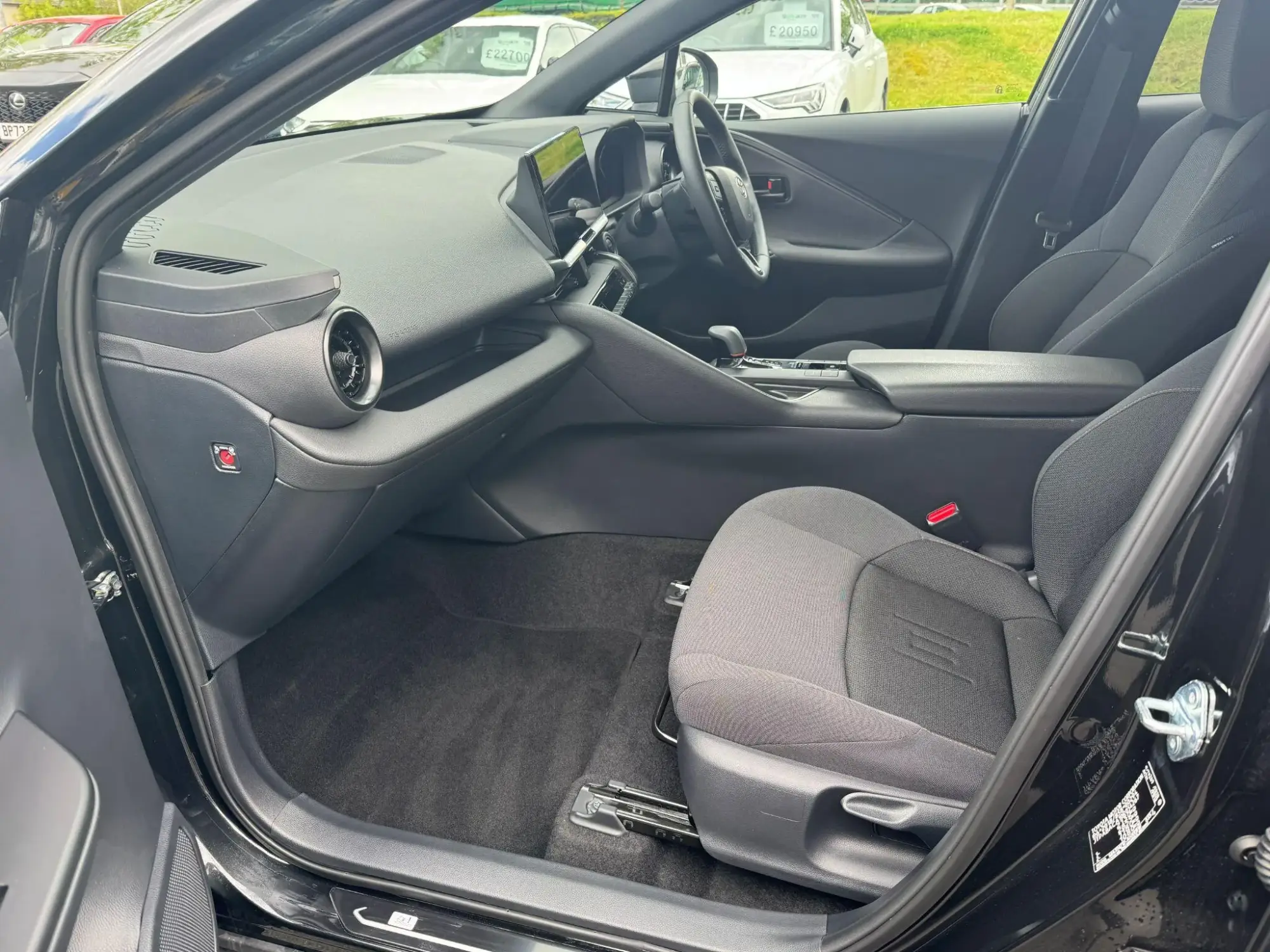 Toyota C-HR Plug-in Hybrid Image 14 Toyota C-HR Plug-in Hybrid Image 14