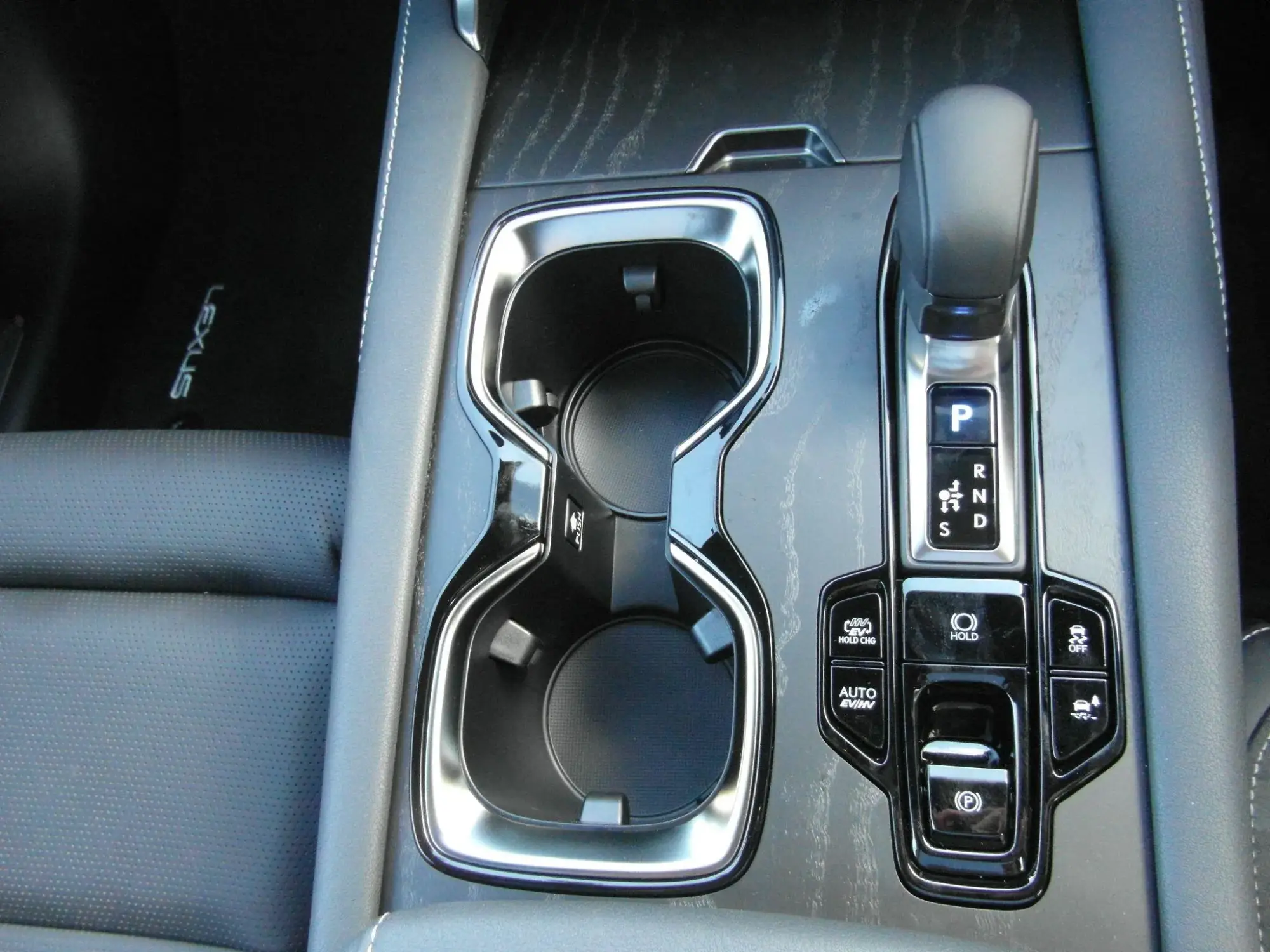 Lexus RX Image 17