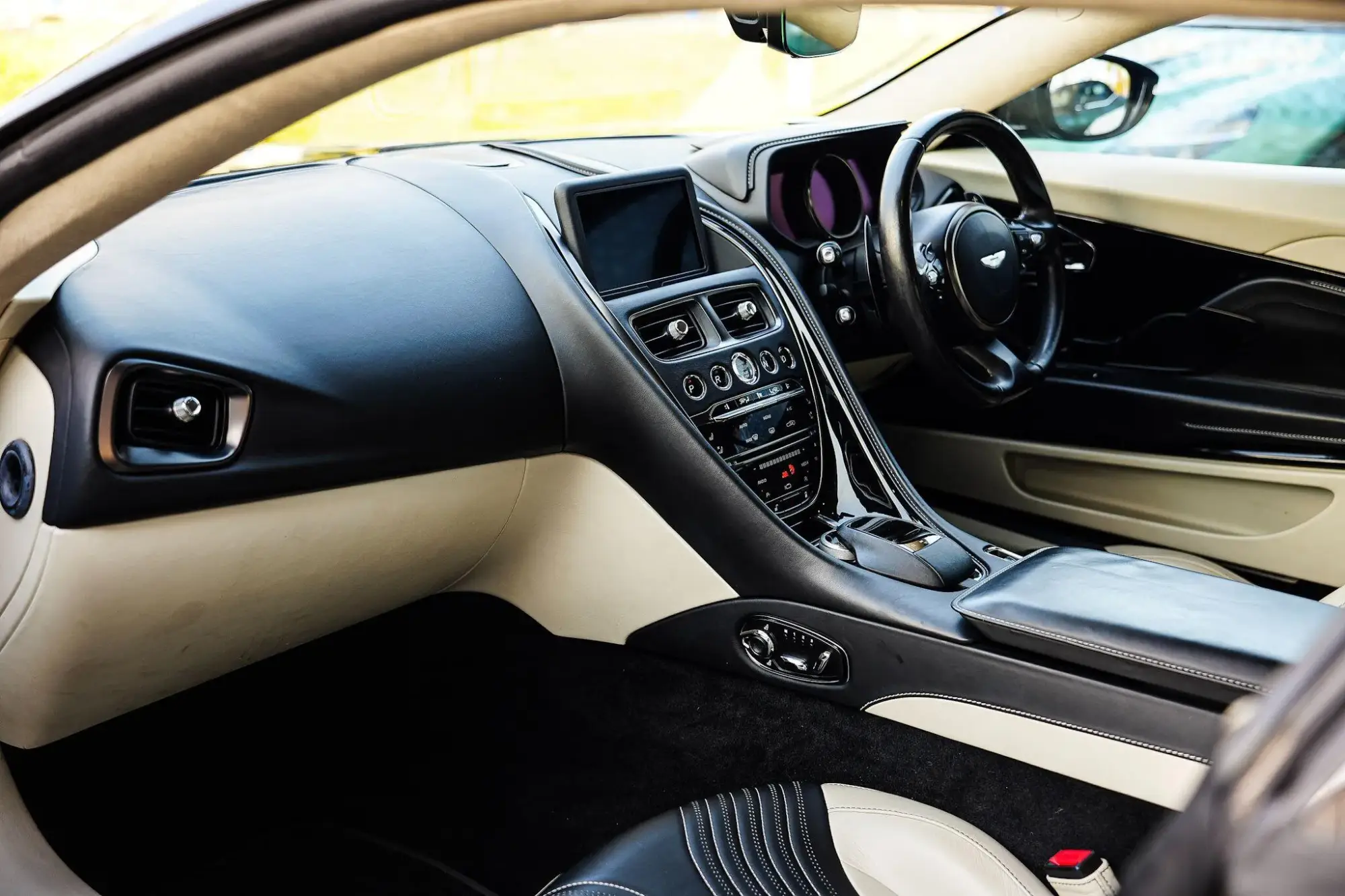 Aston Martin DB11 Image 9
