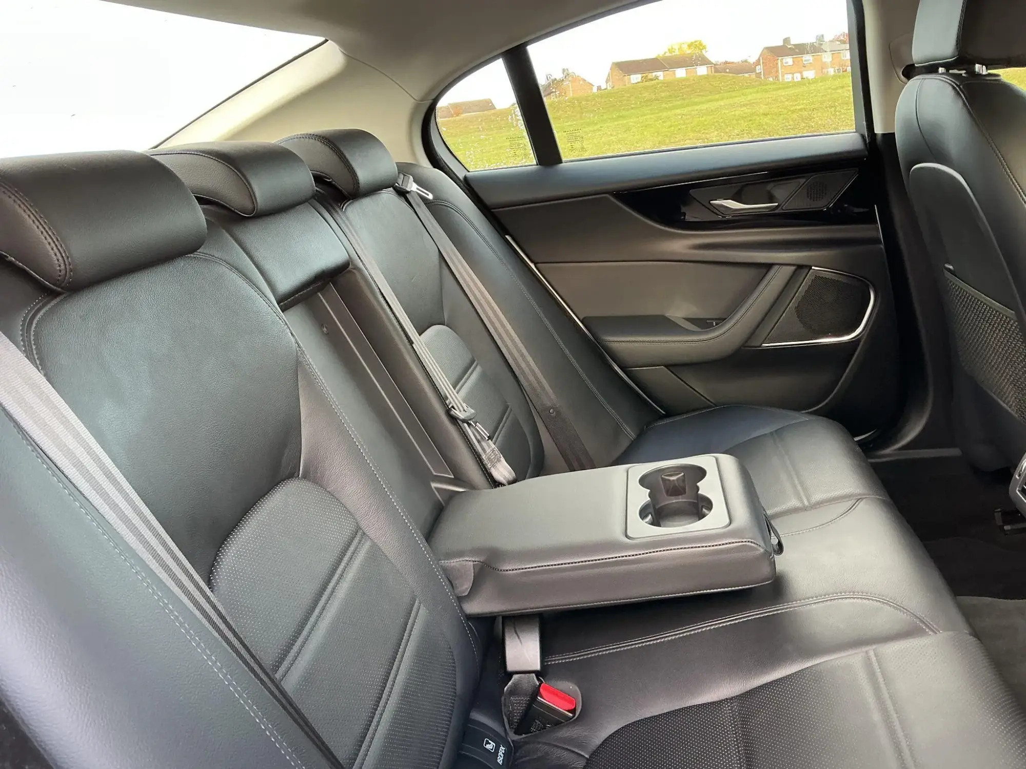 Jaguar XE Image 20 Jaguar XE Image 20