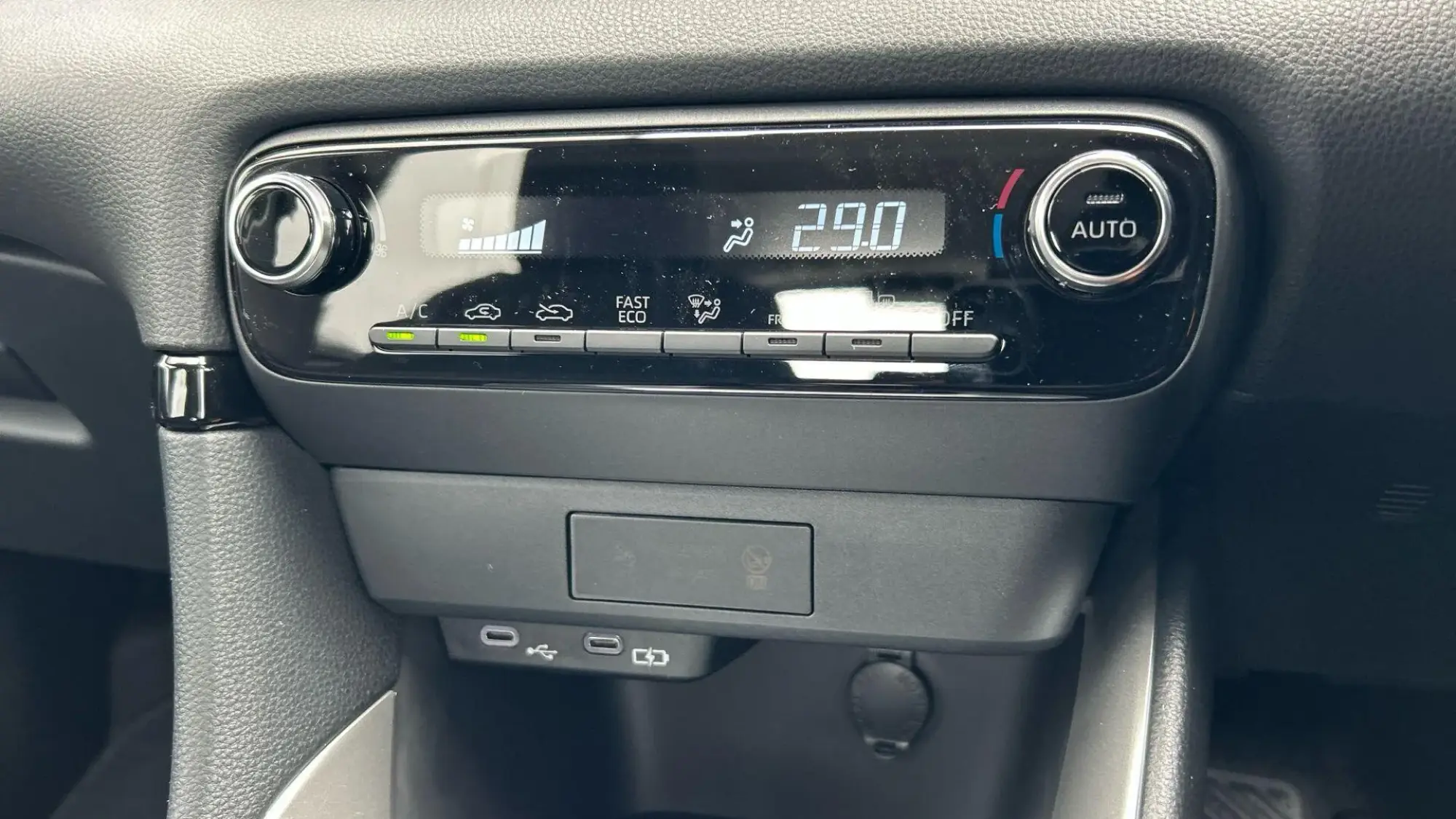 Toyota Yaris Hybrid Image 27