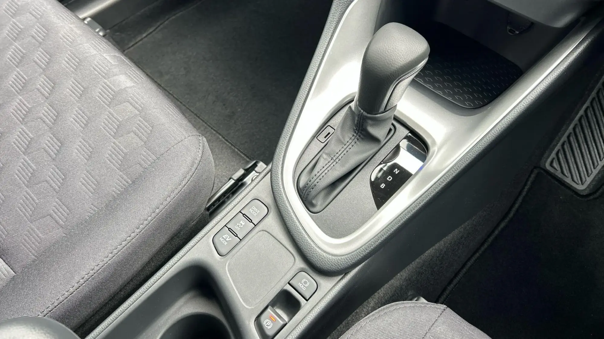 Toyota Yaris Hybrid Image 28